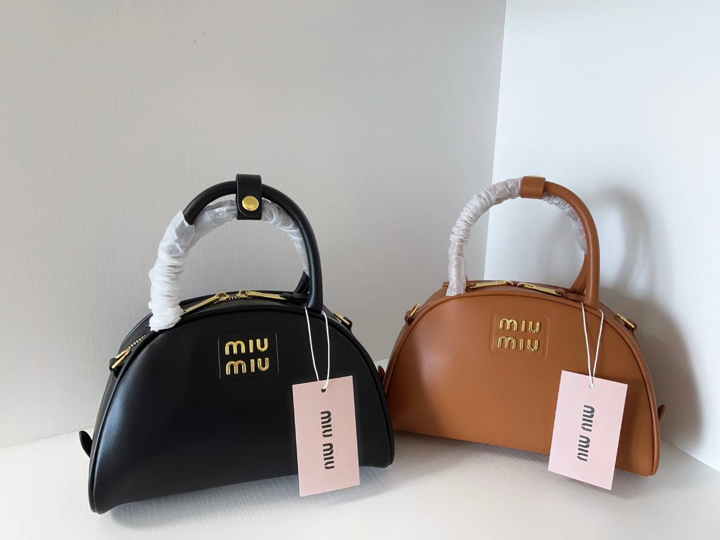 MIU MIU HALF-MOON TOP HANDLE BAG / Patent leather bowling bag / Miu Miu Leather top-handle bag กระเป๋าทรงพระจันทร์เสี้ยว หนังนิ่ม ลื่นเงา ตัดกับอะไหล่ทองได้ลงตัว