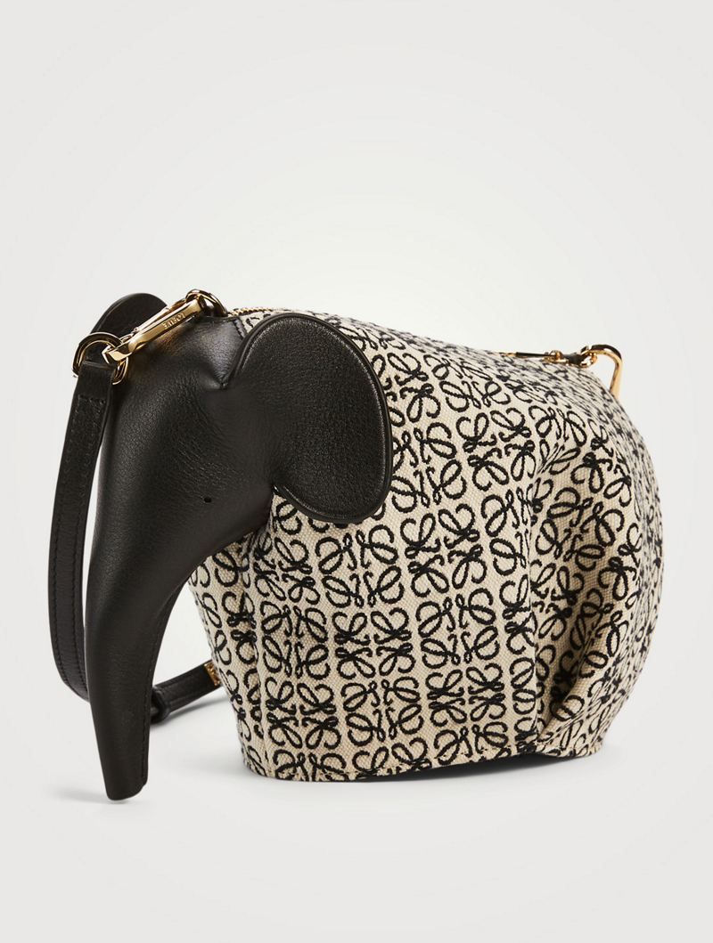 LOEWE Mini Canvas Anagram Jacquard Elephant Bag คอลเลคชั่นใหม่ล่าสุด น้องช้างไซส์มินิน่ารักมากมาย งานแบรนด์หรูจากประเทศสเปน โลเอเว่ (LOEWE) กระเป๋ารูปทรงช้างเป็นเหมือนหนึ่งในซิกเนเจอร์ของแบรนด์ ดีไซน์คงเอกลักษณ์วัสดุ Anagram Canvas Jacquard Fabric ผสมผสาน