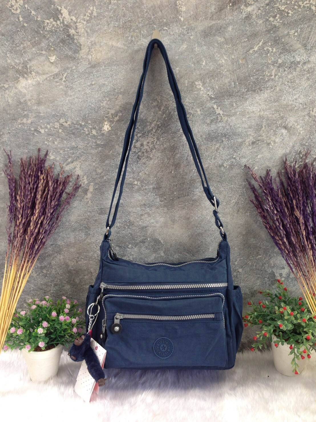 KIPLING Shoulder Bag (K25511) Outlet Hongkong กระเป๋าสะพาย วัสดุ nylon คุณภาพดี กันน้ำ ตามแบบฉบับแบรนด์ แบ่งเป็นช่องซิป 5 ช่อง สามารถใส่ไอแพด กระเป๋าสตางค์ใบยาว และมือถือได้ทุกรุ่นค่ะ จุคุ้มมากๆ น้ำหนักเบา สายสะพายปรับได้ จะสะพายไหล่ หรือ crossbody ได้สบา