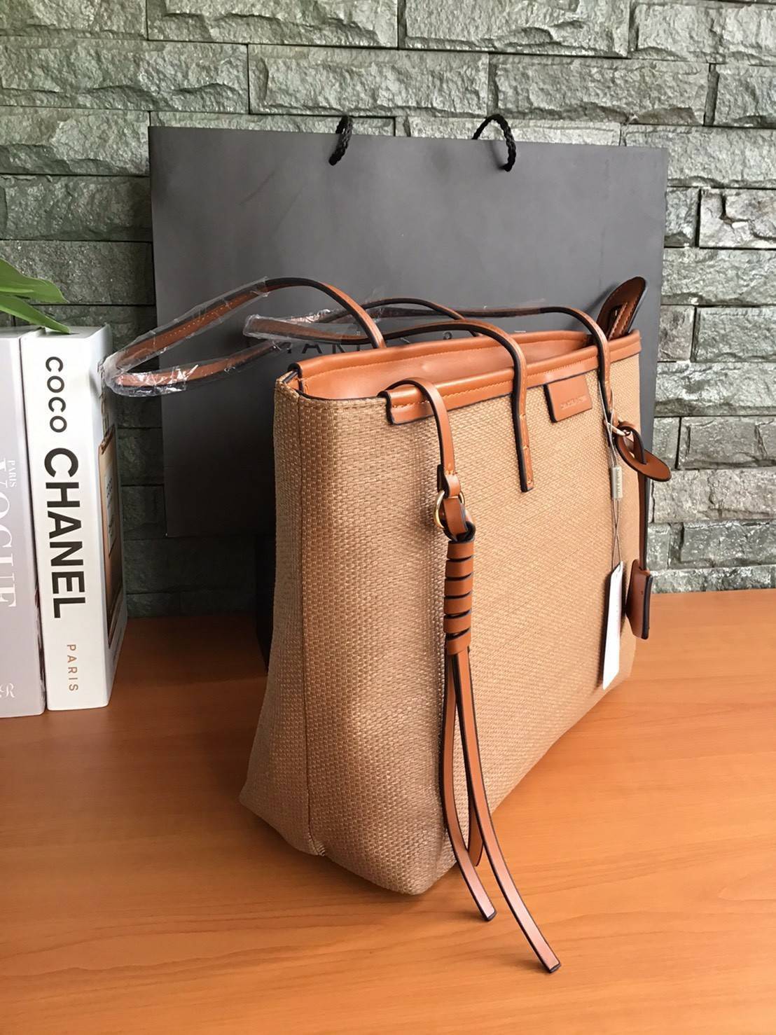 Charles & Keith Black Textured Tote Bag ฮอตฮิตตลอดกาลสำหรับรุ่นนี้ รุ่นยอดนิยม!! มากี่รอบกี่รอบก็ขายดี ใครไม่มีรุ่นนี้ติดตู้ไว้ถือว่าเชยมาก(!!) กระเป๋าสะพายทรง Shopping bag ใบใหญ่จุของได้ใจ น้ำหนักเบา โดดเด่นด้วย Textured วัสดุสานรอบใบ ตัดขอบหนัง สวยอยู่ท