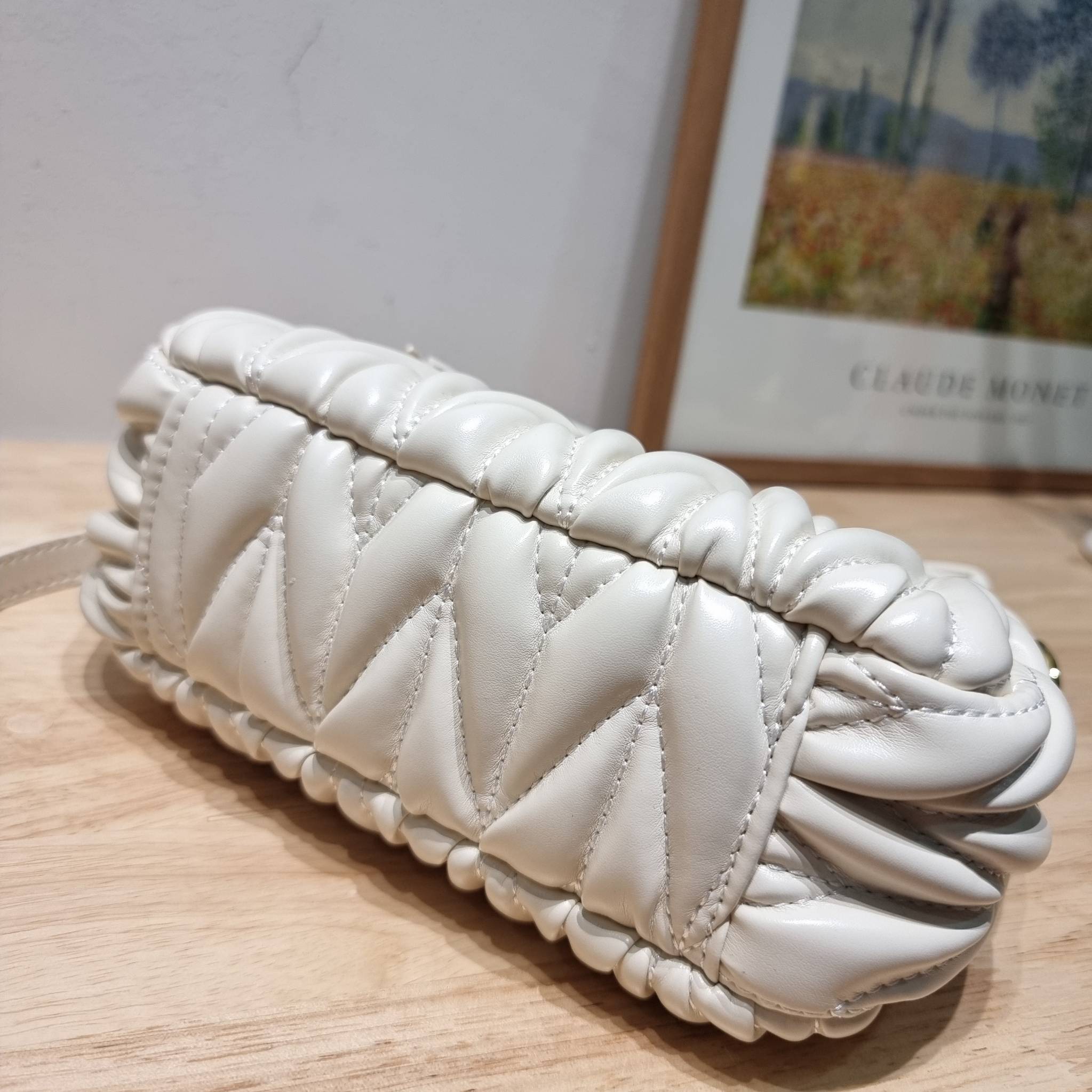 MIU MIU WANDER MATELASSÉ MINI HOBO BAG ไอเท็มสับๆอีกหนึ่ง ที่ต้องมีใช้ได้แล้ว กับกระเป๋าถือ/สะพาย ทรงโฮโบ คิ้วท์สุด ปังสุด ตัวแม่ อินฟลู ดาราเค้าใช้กันเพียบ