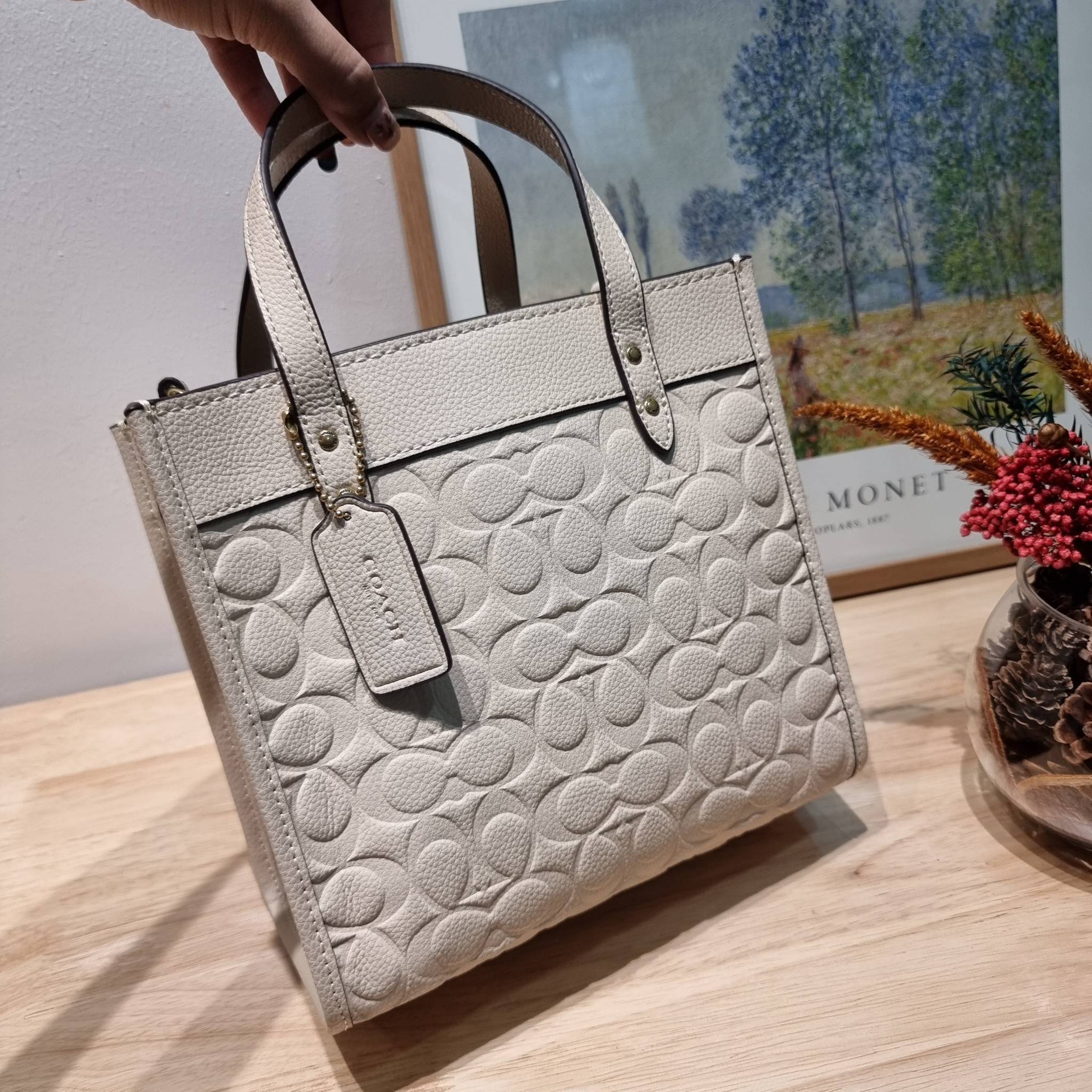 COACH C4829 FIELD TOTE 22 IN SIGNATURE LEATHER คอลเลคชั่นสุดหรู กับกระเป๋าทรงโท้ท ไซส์กำลังสวย ดีเทลหนังปั๊มเต็มใบ สีโทนผู้ดีม้าก บวกกับสายสะพายสีตัดกับกระเป๋า เพิ่มมูลค่าไปอีก ทำให้ไอเท็มนี้ดึงดูดทุกสายตา