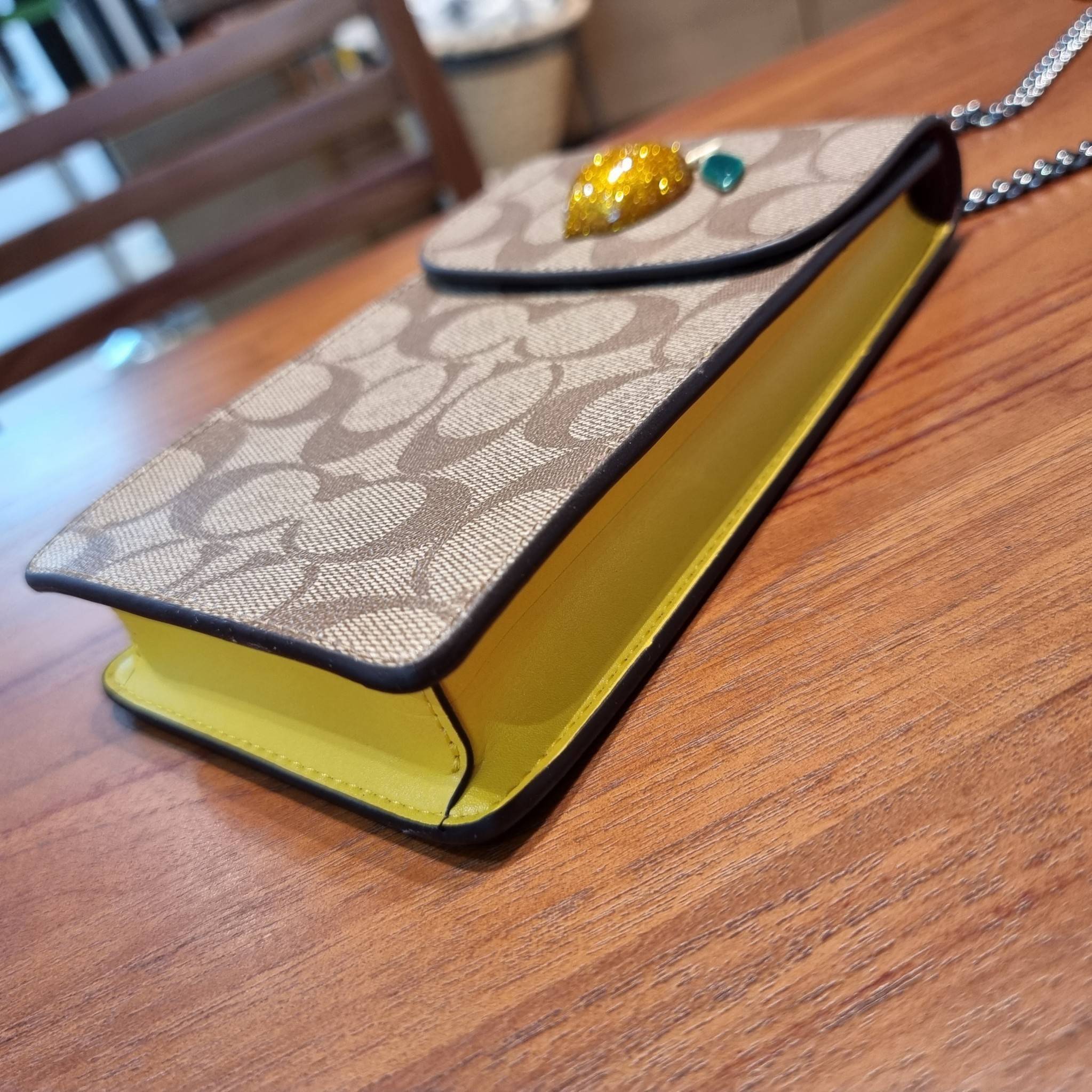 COACH F73486 NORTH/SOUTH PHONE CROSSBODY IN SIGNATURE CANVAS WITH FRUIT 🍒🍓🍋 แจกความสดใสกันอีกครั้ง!! กับกระเป๋าสะพายเอนกประสงค์ Case phone ใส่โทรศัพท์มือถือได้ทุกรุ่น ดีไซน์ลายผลไม้ฉ่ำๆ สวยมีเสน่ห์ 💖 วัสดุหนังแคนวาสคุณภาพ ฝ