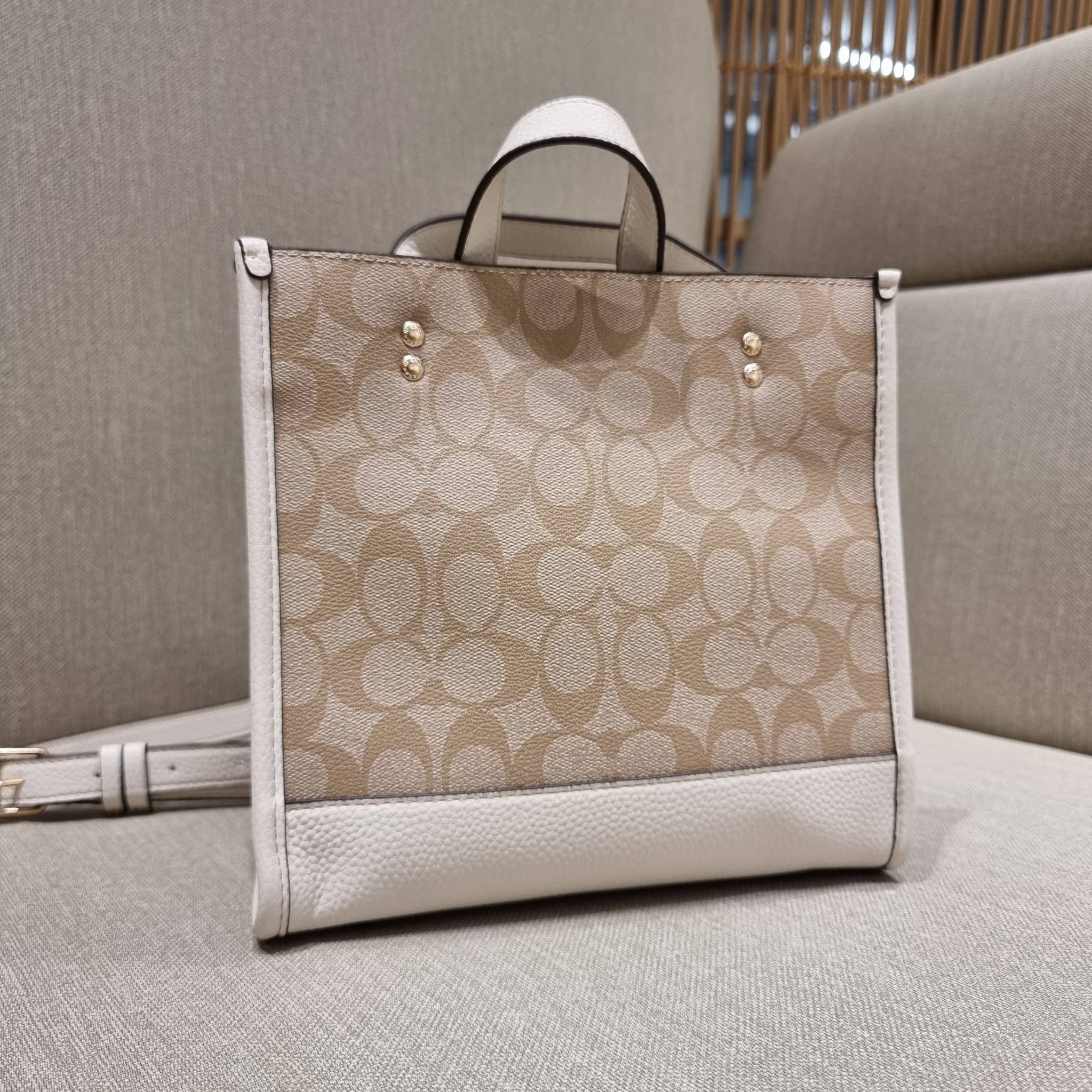 COACH C7001 DEMPSEY TOTE 22 IN SIGNATURE CANVAS WITH TIGER 🐯🐯 คอลเลคชั่นฉลองปีเสือต้องมาจ้า กับรุ่นคลาสสิค กระเป๋าทรงโท้ท ขนาดน่ารักน่าใช้มากๆ ดีไซน์น้องเสือจิ้มลิ้มดึงดูดสายตามากๆ ฟังก์ชั่นการใช้งานสะดวก มีทั้งสายคล้องในตัว และสายครอสบอดี