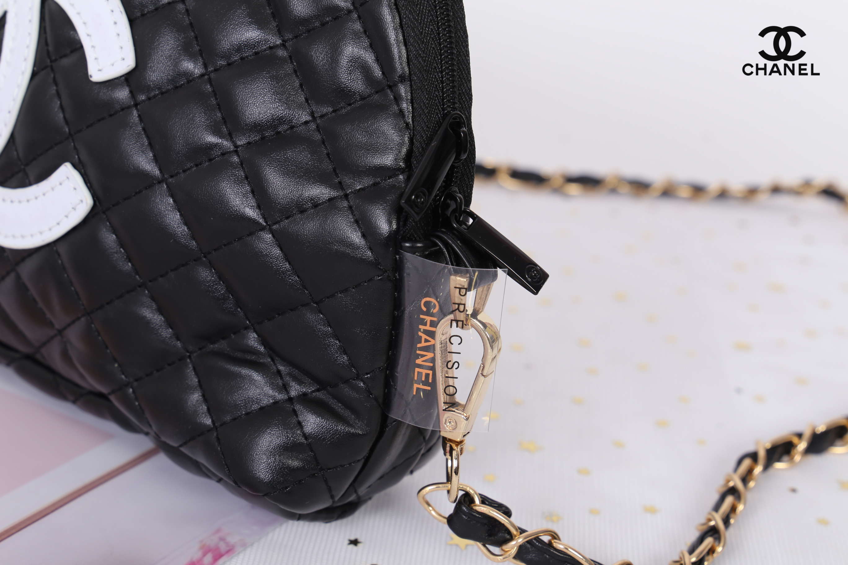 Chanel Quilted Leather Crossbody Bag with gift box สินค้าเป็นของแท้ ใหม่จากเค้าเตอร์เครื่องสำอาง/น้ำหอมแบรนด์ กระเป๋าแบรนด์ Chanel VIP Gift Bag ทำจากหนัง หัวซิปปั้มโลโก้แบรนด์ มาพร้อมสายยาว สายโซ่อะไหล่ทองยาว Crossbody สายถอดเก็บได้ ด้านในบุผ้า ปั้มแบรนด์