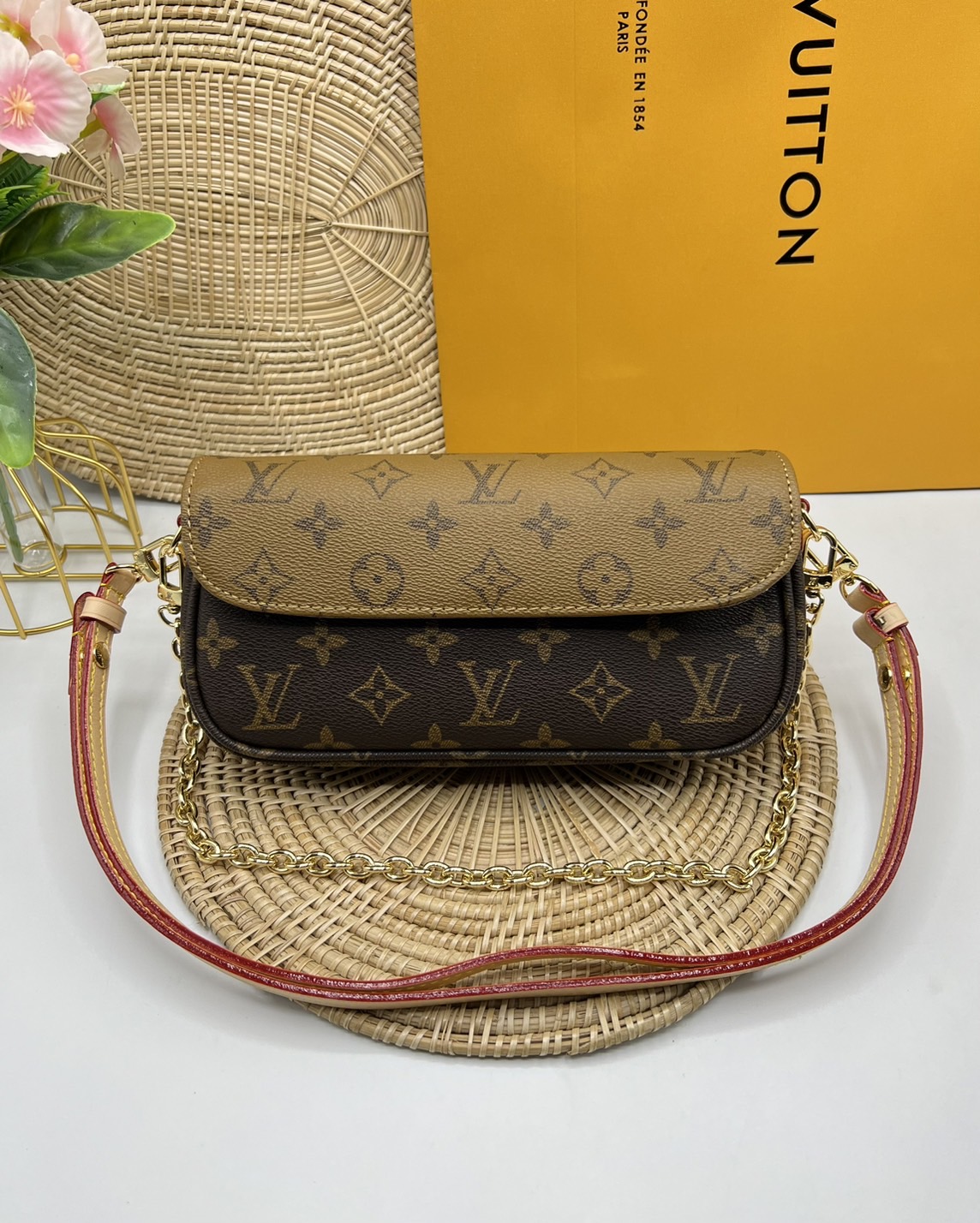 LV Wallet on Chain Ivy / LV IVY BAG กระเป๋าสะพายรุ่นยอดนิยม ใช้งานได้ทั้งธีมกลางวันและกลางคืน สวยหรู ดูแพงที่ถูกต้องมาก เกรดออริ 1:1 ใช้งานต่างประเทศได้