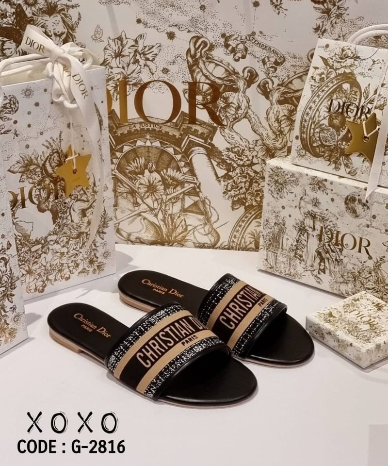 Christian Dior รองเท้า งานสวม วัสดุผ้าทวีส ด้านหน้า มีโลโก้แบรนด์ว่าง สวย เก๋ ชนช้อป แมทส์ชุดง่าย น้ำหนักเบา