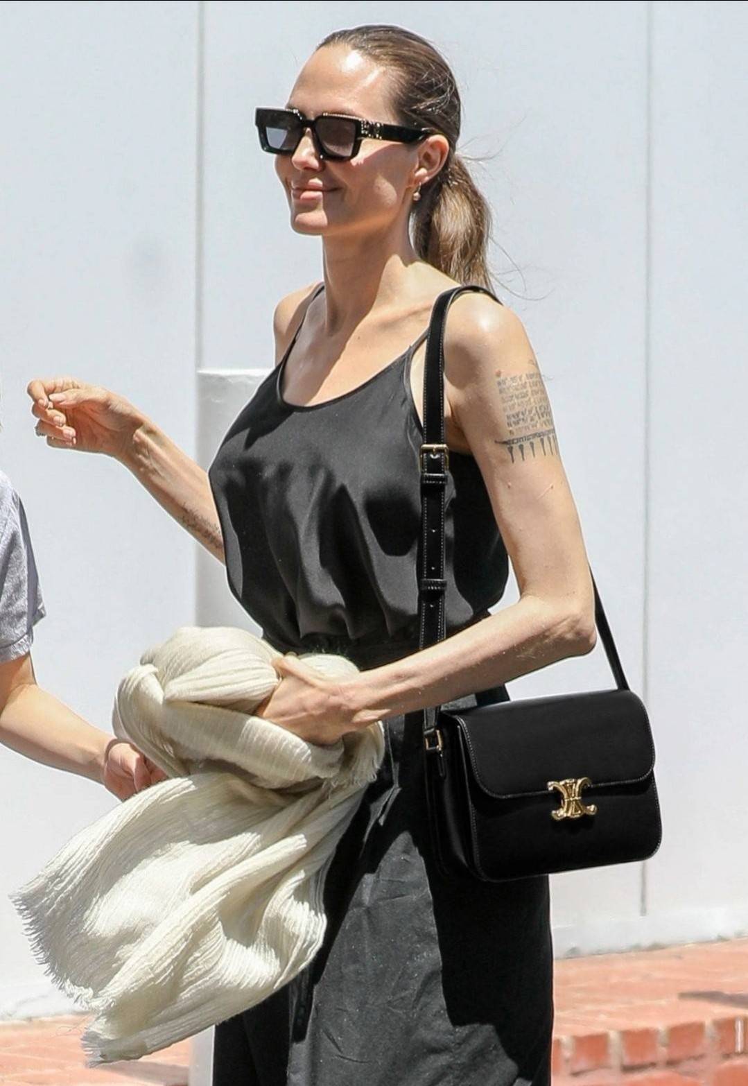 CELINE CLASSIQUE TRIOMPHE BAG IN SHINY CALFSKIN ไอเท็มสุดคลาสสิค ที่ขาดไม่ได้ กระเป๋าสะพายทรงสวยคลาสสิค แฝงความผู้ดี ที่ใช้ได้ทั้งชายหญิง วัสดุหนังคุณภาพดี