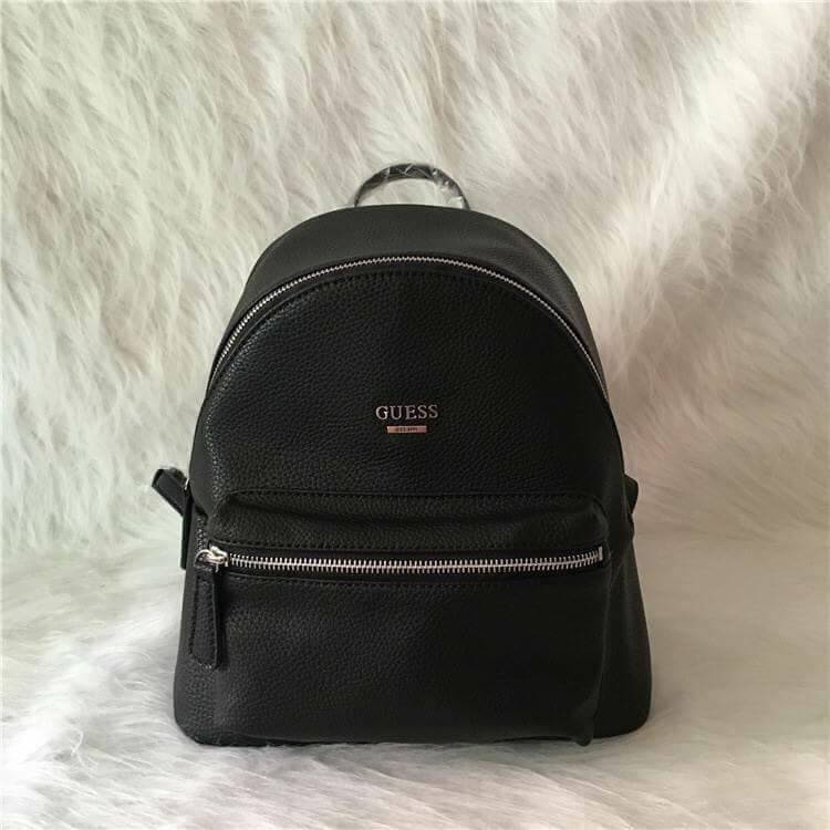GUESS WOMAN'S BACKPACK กระเป๋าเป้ขนาดกำลังดี วัสดุหนังแกะสังเคราะห์นิ่มสวยน้ำหนักเบา ดีไซน์คลาสสิค มีหูหิ้วเเละสายสะพายหลังเลื่อนปรับได้ ด้านหน้ามีโลโก้ และช่องซิป เปิดปิดด้วยซิป ภายในกว้างใส่เอกสาร ipad ของใช้ได้เยอะค่ะ จะสะพายไปเรียนไปทำงานก็ดูดี ต