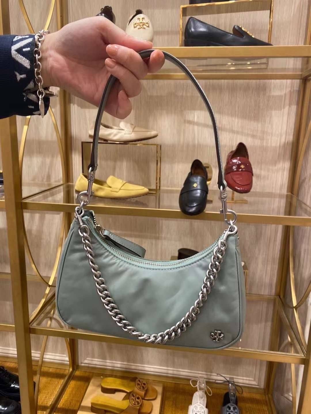 TORY BURCH handbag / TORY BURCH shoulder bag พร้อมส่งที่ไทย Tory Burch 151 Mercer Small Crescent Bag กระเป๋าถือหรือสะพายไหล่ วัสดุNylon อะไหล่เงิน น้ำหนักเบา พกพาสะดวก ใส่โทรศัพท์ iIphone+ ได้ ด้านในโล่งมีช่องเล็กใส่บัตร 2 ช่อง มาพร้อมสายสั้น สายหนัง+สายโ