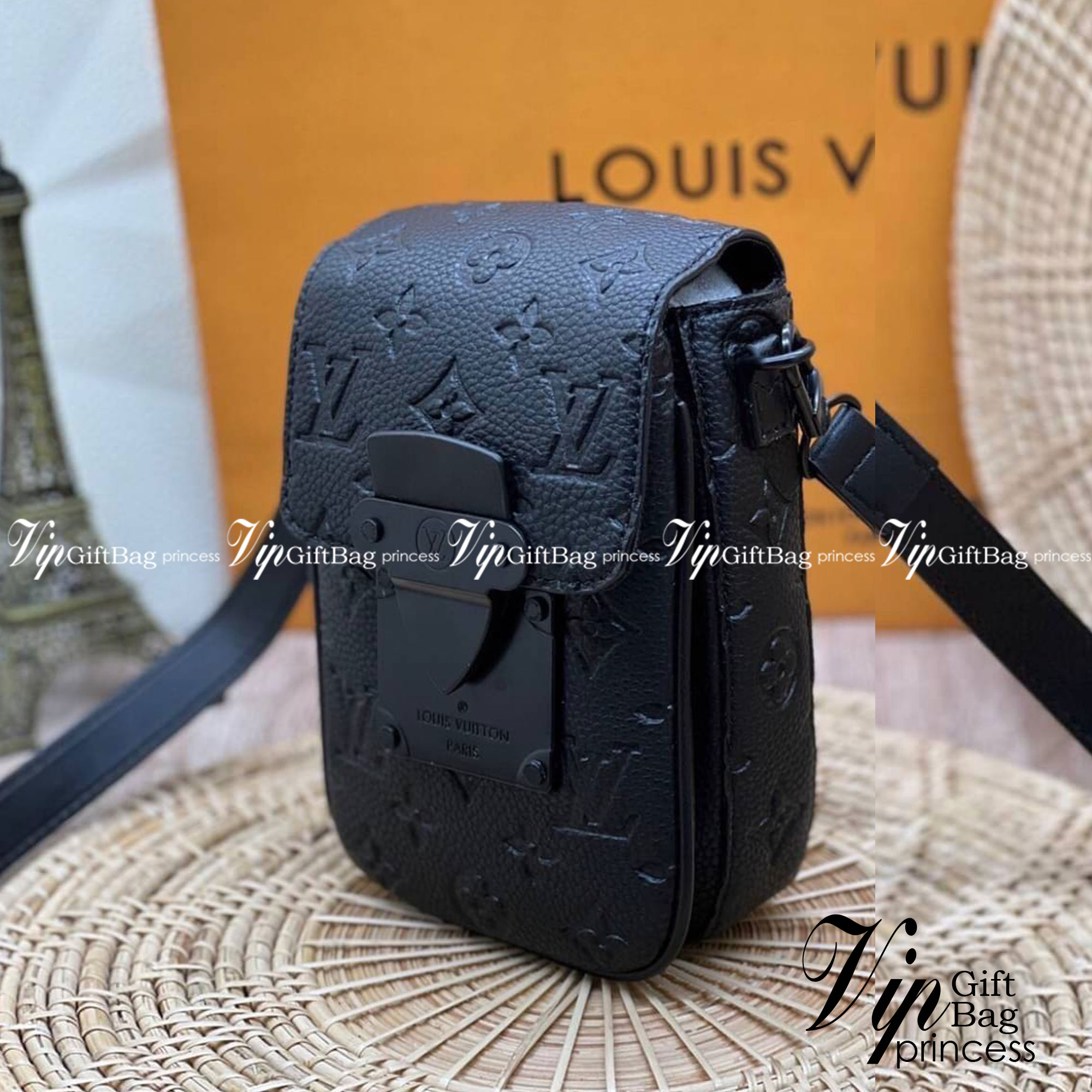 LV S-Lock Vertical wearable wallet / LV Phone bag Black Taurillon Monogram leather Cowhide-leather trim เกรดออริจินอล ใช้ได้ทั้งผู้หญิงผู้ชาย พร้อมส่งที่ไทย ภาพสินค้าถ่ายจากงานขายจริง ใช้งานต่างประเทศได้