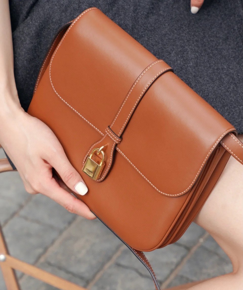 Celine Medium Tabou In Smooth Calfskin พร้อมส่งรุ่นใหม่แล้วค่า กับ CELINE SHOULDER BAG หนังเรียบสวยหรู ปรับดับพวงกุญแจสีทองด้านหน้า ด้านในเปิดด้วยด้วยกระดุม แบ่งช่องใส่ของออกเป็นสัดส่วน พร