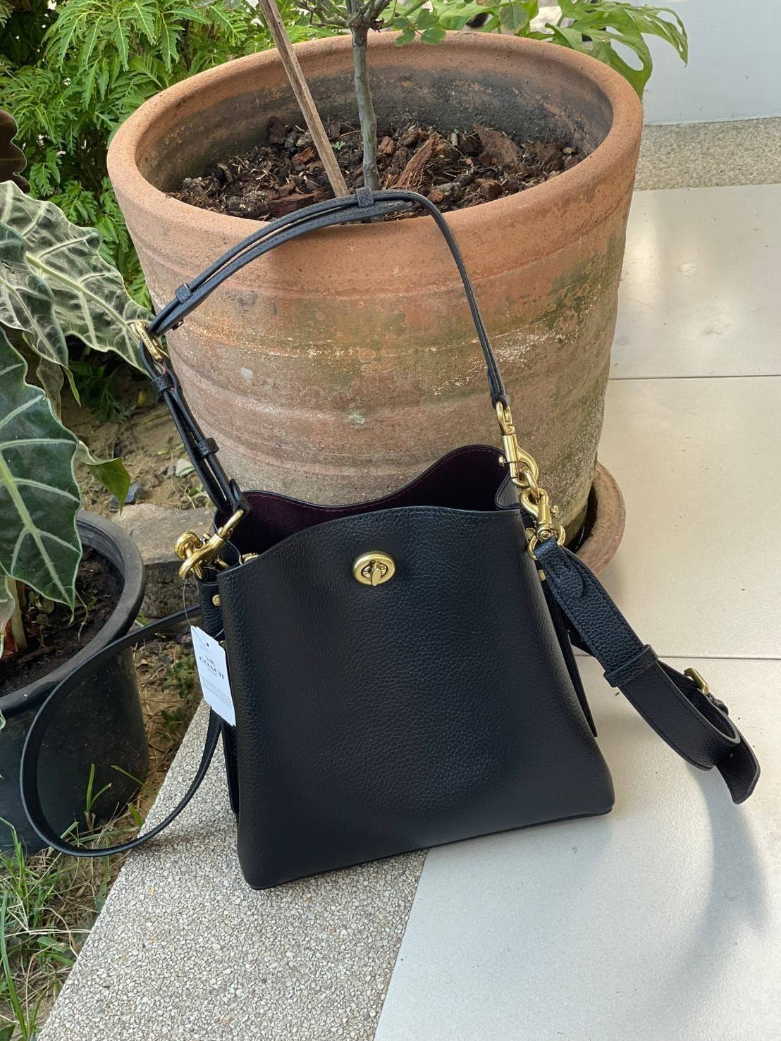 Coach Willow Bucket Bag In Colorblock รุ่นใหม่สุดปัง เป็นกระเป๋าสไตล์ใช้ได้ทุกวัน จุของได้เยอะและน้ำหนักเบา ไซส์กลางใช้หนังลายกรวด มีช่องใส่ของ 2 ช่องและมี 1 ช่องซิปตรงกลางไว้สำหรับใส่ของสำคัญ เปิดปิดแบบ turnlock ถือคล้องแขนหรือสะพายไหล่หรือสะพายข