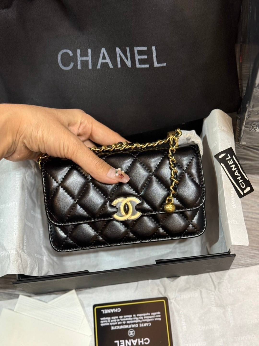 CHANEL 22 Double gold ball bag กระเป๋าสะพายสุดหรูรูปทรงคลาสสิกตลอดกาลไม่มีเอาท์ เพิ่มกิมมิกด้วยลูกบอลสีทองห้อย 2 ข้างปลายสายสะพาย เพิ่มความน่ารักโดดเด่น ดูแพง ผู้ดีคุณหนูลูกคุณมากๆ