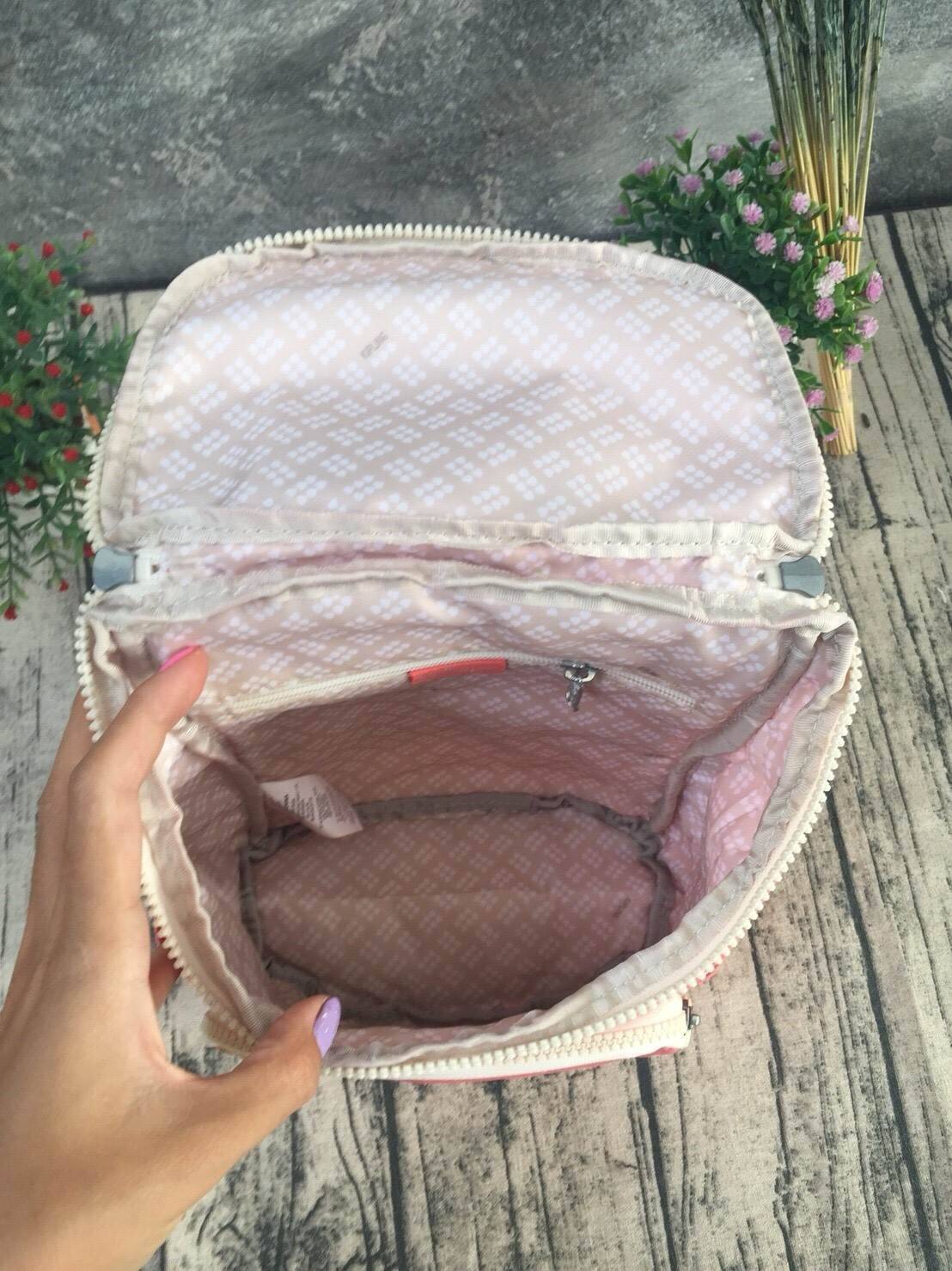 กระเป๋าเป้ Blakeney ไซส์ S จาก KIPLING ที่ออกแบบมาสำหรับผู้หญิง มาพร้อมดีไซน์เบาะรองรับหลัง ซึ่งเหมาะสำหรับ active lifestyle สามารถเก็บของได้อย่างจุใจแต่มีน้ำหนักเบา รวมถึงมีคุณสมบัติกันน้ำช่วยป้องกันให้ของในกระเป๋าปลอดภัยไร้กังวล