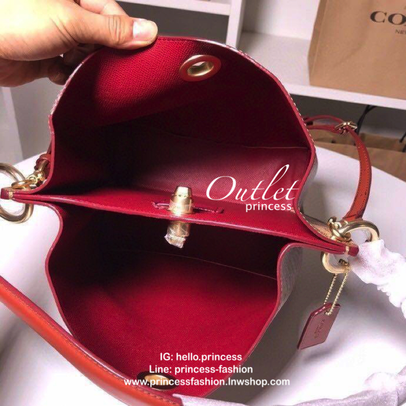 Coach Signature Canvas Print Charlie Bucket Bag New Item in outlet store!! กระเป๋าทรงขนมจีบสวย โดดเด่นด้วยลาย signature สามารถสะพายเป็น crossbody ได้ โดยสายสามารถปรับระดับได้ ภายในมีช่องใหญ่ 2 ช่อง เปิด เปิดปิดด้วยกระดุมแม่เหล็ก ภายในกว้าง กระเป๋าขนาดใหญ่