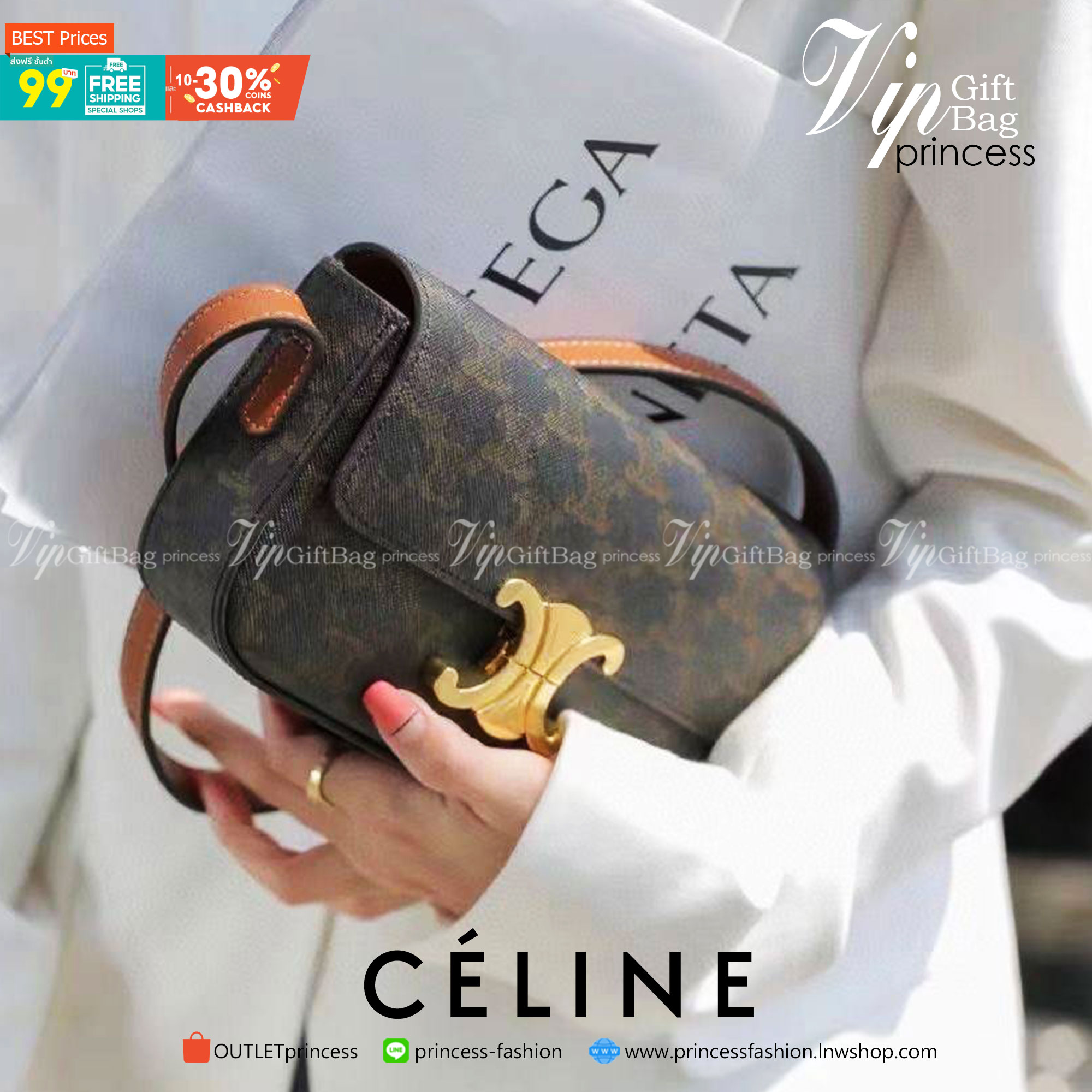 CELINE TRIOMPHE SHOULDER BAG IN TRIOMPHE อีกหนึ่งผลงานการออกแบบของ Hedi Slimane ที่ได้ดึงเอาเอกลักษณ์ต่าง ๆ ของ CELINE ออกมาและทำการตีความหมายใหม่จนได้กระเป๋าเรียบหรูและดูทันสมัย ให้คุณเลือกสะพายในชีวิตประจำวันเข้ากับการแต่งตัวสบาย ๆ หรือจะสะพายออกงานปาร์