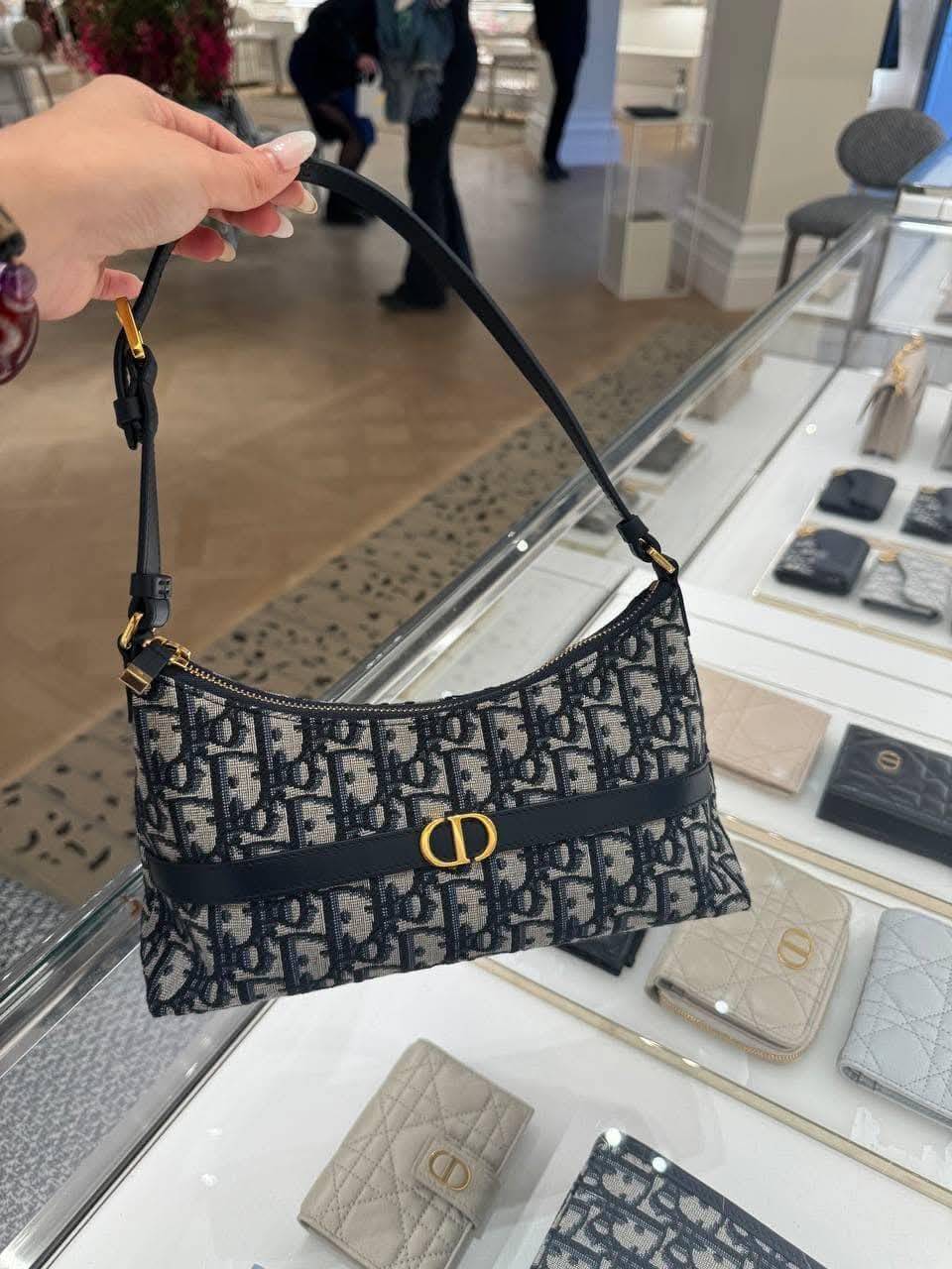 DIOR 30 MONTAIGNE CIGALE MINI BAG ใหม่ล่าสุด กับกระเป๋าสะพายโฮโบมินิไซส์ ที่ไม่ได้เล็กอย่างที่คิด เพราะใบนี้สามารถใส่ของสำคัญได้ครบ ดีไซน์สวยคลาสสิค เรียบแต่โก้ น้อยแต่หรูหรา ใช้งานด้วยซิปรูดใช้งานง่าย