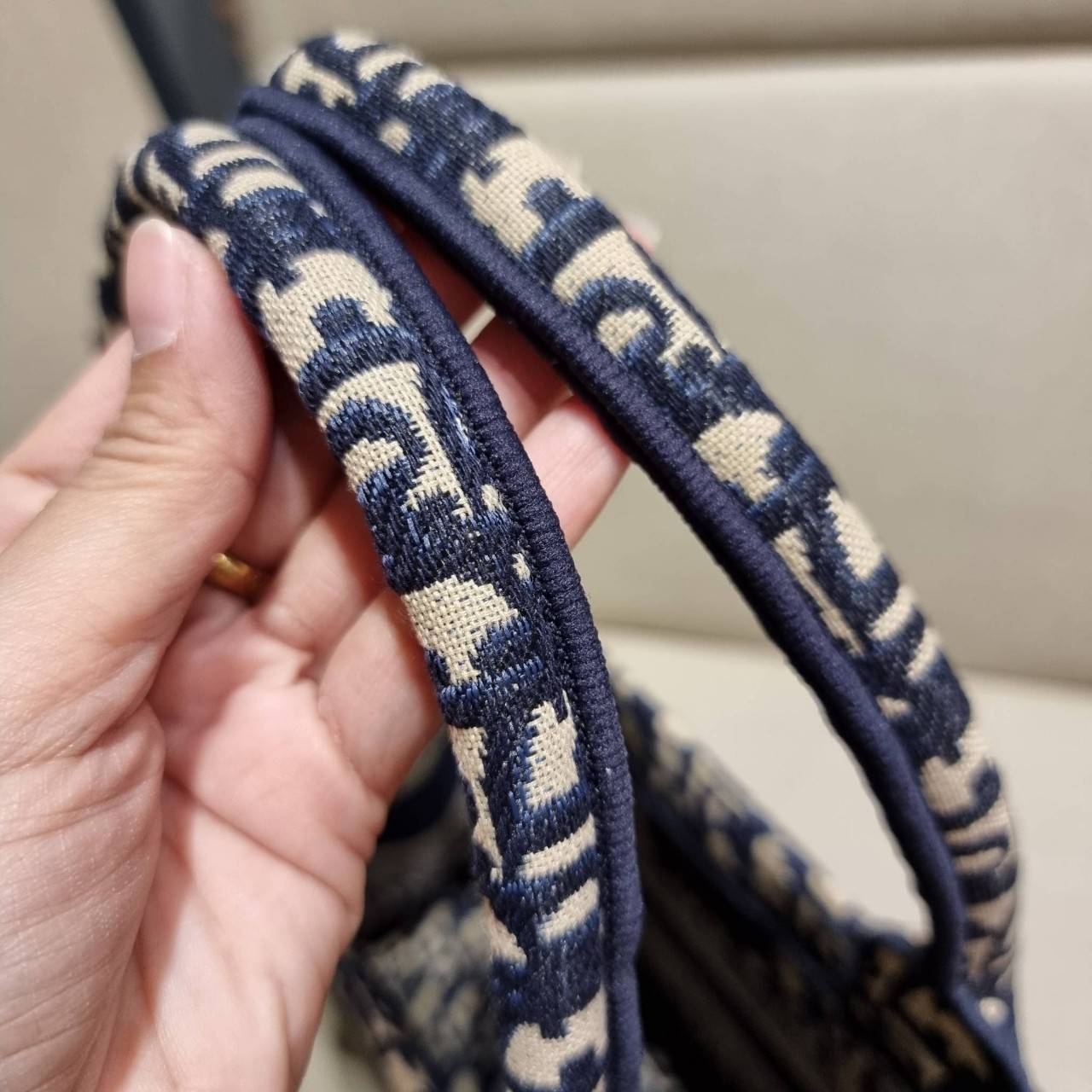 VIP 】HOT ARRIVAL!! DIOR CD SHOPPING BAG WITH GWP กระเป๋าทรงช้อปปิ้งใบใหญ่ จุใจ!! พรีเมี่ยมกิ๊ฟรุ่นดับเบิ้ลฮอต ดีไซน์คลาสสิควินเทจ สวยหรู วัสดุผ้าแคนวาสลายกราฟฟิค ภายในโล่งกว้างมากๆ ใส่ของจุสุดๆ โน้ตบุ้ค ไอแพด กระเป๋าสตางค์ มือถือ หรือเสื้อผ้ายังได้ สะพายค