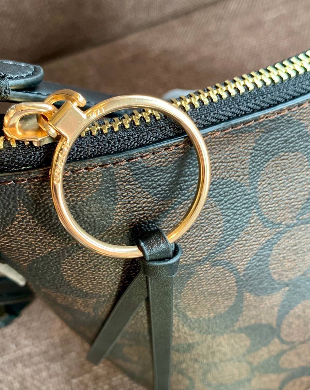 OUTLET 】ปรับราคาลง ได้ไปไม่ผิดหวังแน่นอนจ้าา💥 Coach Pebble Leather Small Skylar Hobo Shoulder Bag((90738)) พร้อมส่งที่ไทย ล่าสุด! กระเป๋าหิ้ว//สะพายข้างได้ ทรงน่ารัก ละมุน หนังแท้ หนังนิ่มมือดีมาก หลงรักแน่นอนค่าา! เปิดปิดกระเป๋าแบบซิปมีพู่ห้อย ใช