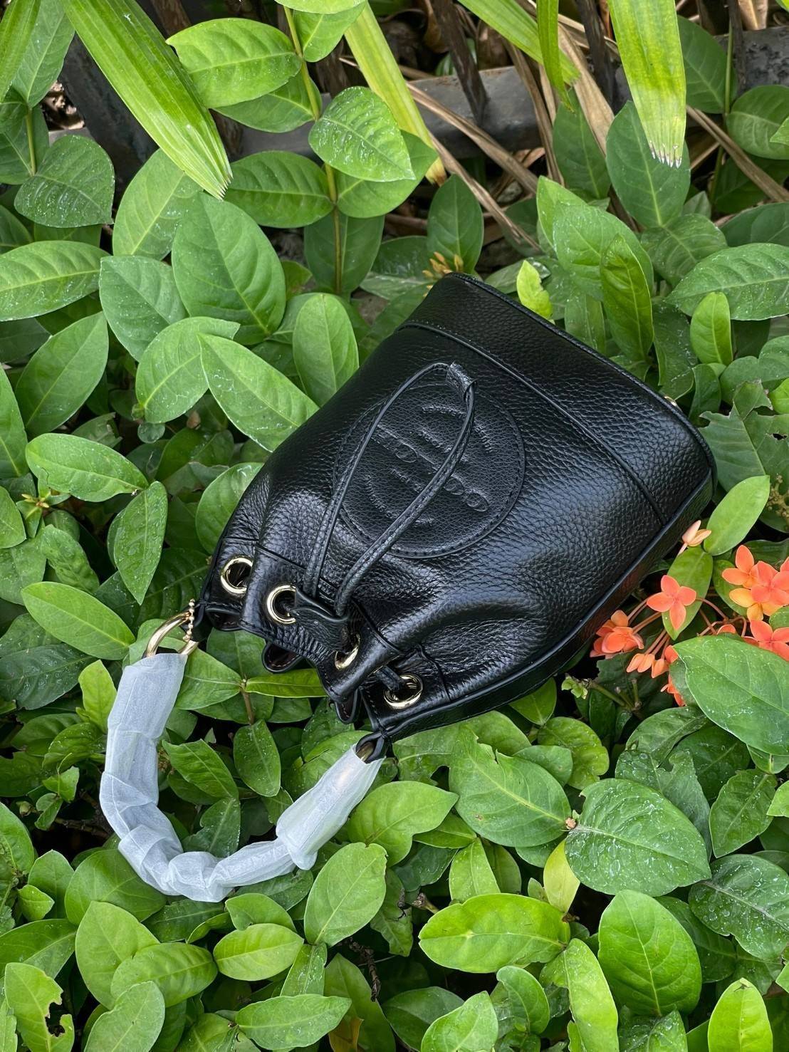 COACH DEMPSEY BUCKET BAG 15 WITH COACH PATCH AND HEART CHARM สวยงามด้วยดีไซน์ทรงตะกร้าแบบมินิมอลแสนน่ารัก ดีเทลสะดุดตา รูปทรงจดจำง่าย ถือแบบชิคๆ หรือยิ่งไปกว่านั้น สายสะพายของกระเป๋าก็สามารถถอดออกเพื่อเปลี่ยนรูปแบบการสะพายได้ทั้งแบบสะพายไหล่และสะพายคาดลำต