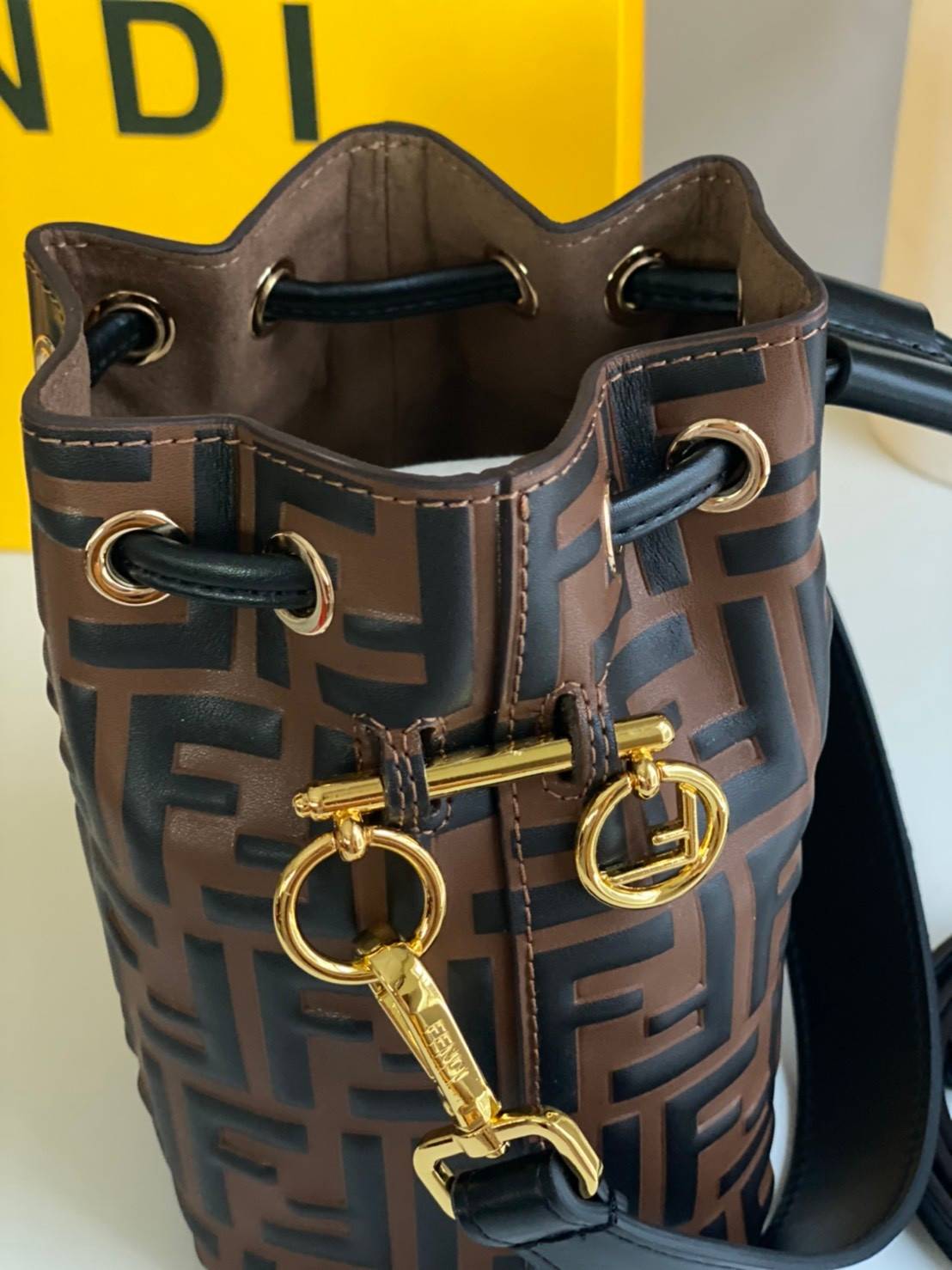 พรีเมี่ยมกิ๊ฟแท้ 100% 】หนังแท้ Fendi Mon Tresor Mini Brown Bag กระเป๋าทรงจบรุ่นฮิตจากแบรนด์ดัง ถือได้ตลอดไม่มีเอาท์