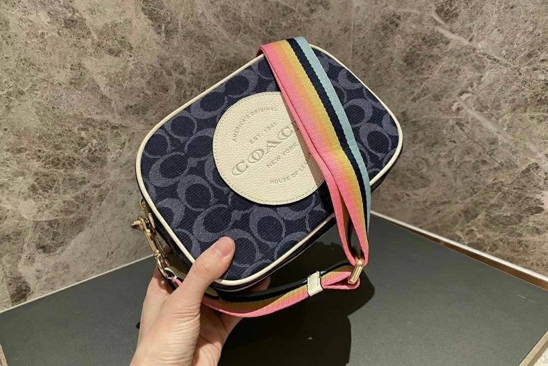 OUTLET 】COACH LADIES GENUINE CAMERA CLASSIC BAG ((2822)) ✔️สินค้าปกติตามเงื่อนไขทั่วไปค่ะ!! พร้อมส่งที่ไทยค่ะ! กระเป๋าสะพายแบบครอสบอดี้ร์ หนังแท้+ผ้าjacquard ทอลายแบรนด์ สวยงามมากๆค่ะ