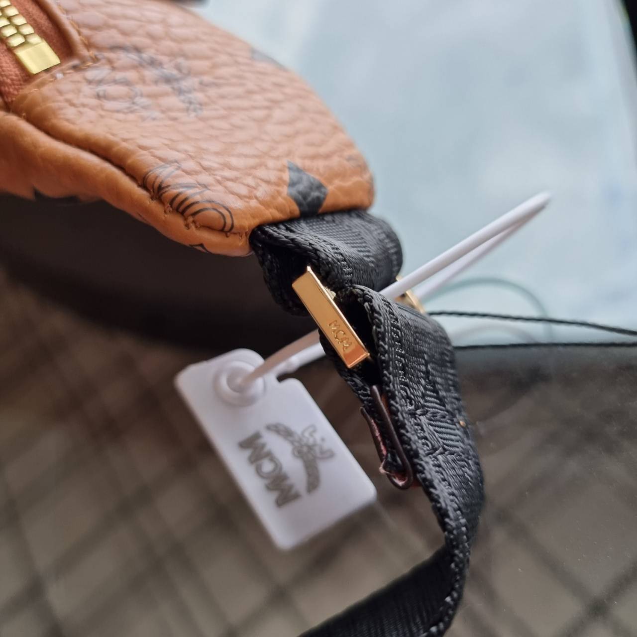 M.C.M FURSTEN BELT BAG IN VISETOS กระเป๋าคาดอกยอดฮิต หนุ่มๆสาวๆใช้ได้ไม่มีเบื่อ รุ่นขายดี ลายวิเซโต้เอกลักษณ์ ทั้งสปอร์ตและดูหรูในตัว ใช้งานง่าย ได้ทุกลุค วัสดุหนังแคนวาสคุณภาพดี มีช่องซิปหลัก และซิปด้านหลังกระเป๋า ภายในเป็นช่องโล่งบุผ้าซับอย่างดี รุ่น un