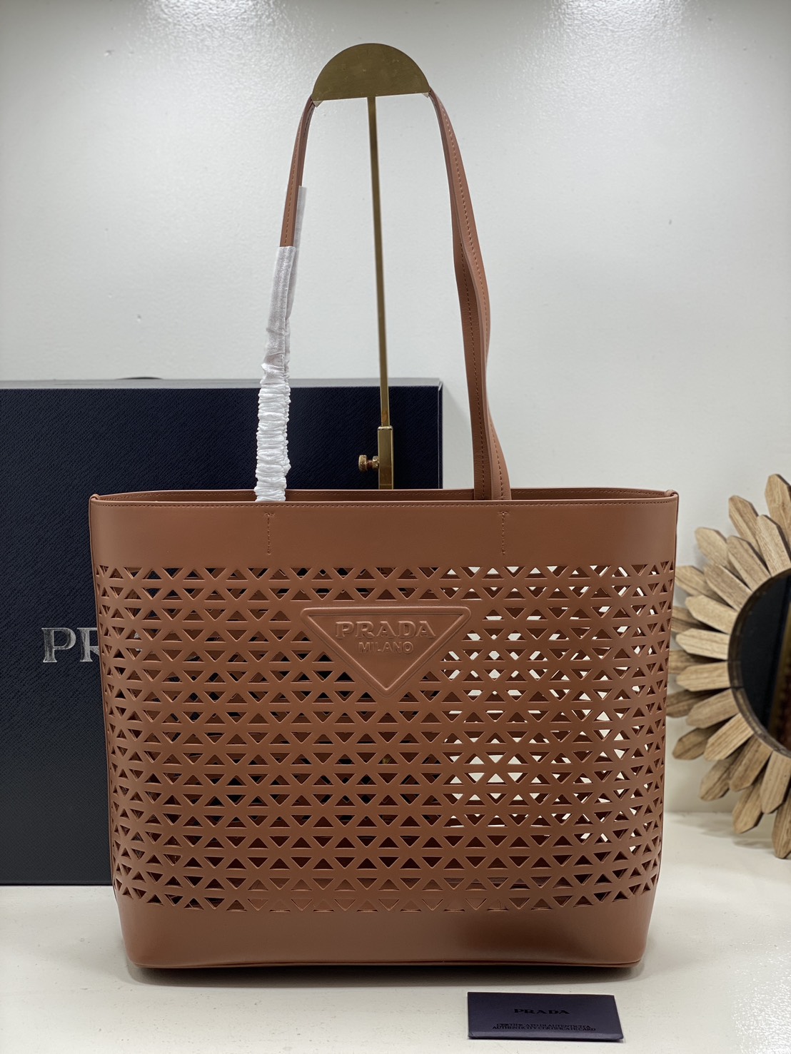 TOP ORI หนังแท้ | Prada Large perforated leather tote bag กระเป๋าทรงโท้ทใบใหญ่ ใจบางที่สุดกับคอลเลคชั่นนี้ ที่เพิ่มดีเทลความแพงด้วยการฉลุลวดลายรอบใบ ถักทอเป็นเส้นลายสานที่สวยงามมาก งานฝีมือจริงๆ
