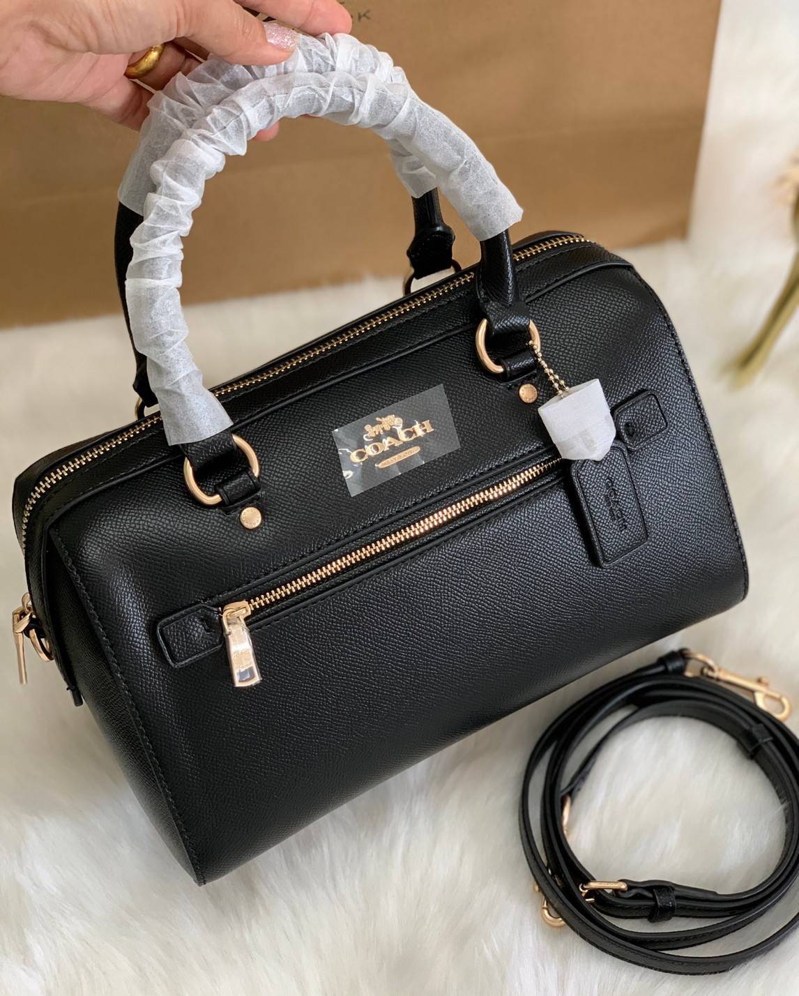 COACH ROWAN SATCHEL BAG ((79946)) กลับมาอีกครั้ง พร้อมสีหายากค่ะ! กระเป๋าหิ้วทรงหมอนสุดฮิตของสาวๆ//สะพายข้างได้ หนังแท้ ลายหนังสวย ทรงสวย ด้านหน้ามีช่องซิปให้หนึ่งช่อง เปิดปิดช่องหลักแบบซิป ภายในกว้างใส่ของจำเป็นของสาวๆได้ครบ มีช่องเล็กและช่องซิปใส่ของจุก