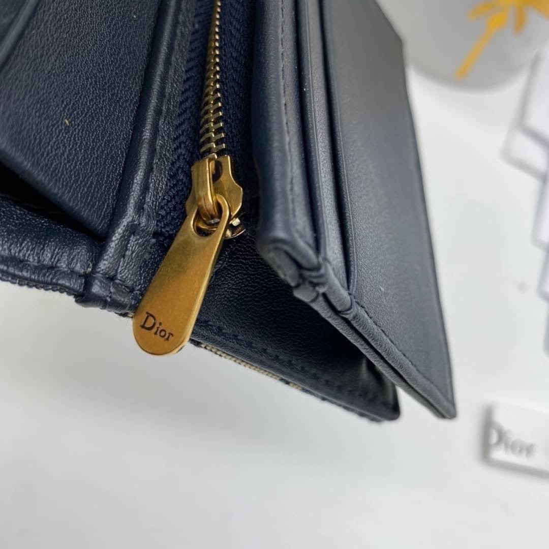 ORI 🥂 DIOR Wallet Saddle Lotus / Dior tri-fold wallet เกรดออริจินอล กระเป๋าสตางค์ 3 พับ วัสดุหนังแท้ และผ้า Jacquard อย่างดี ทอสวยงามที่สุด มีช่องใส่เหรียญมีซิปปิด ใส่การ์ด ใส่ธนบัตรได้ ครบเลยค่ะ ผสมผสานความสง่างามและคลาสสิกที่เข้ากับยุคสมัย ด้านห