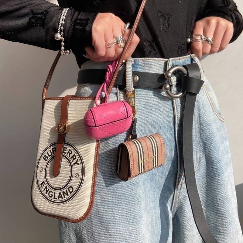 BURBERRY FRAGRANCES CROSSBODY BAG / BURBERRY PHONE BAG งานผ้าแคนวาสอย่างดีตัดขอบหนัง มีช่องใส่บัตรด้านหลัง น่ารักตะมุตะมิ ใส่บัตรใส่ของจุกจิกใส่โทรศัพท์ได้ น่ารักไปอีกจ้า วัสดุ Canvas & Leather สวยหรูอยู่ทรงมีโลโก้แบรนด์ด้านหน้า มีสายคาดประดับแบรนด์ ด้านห