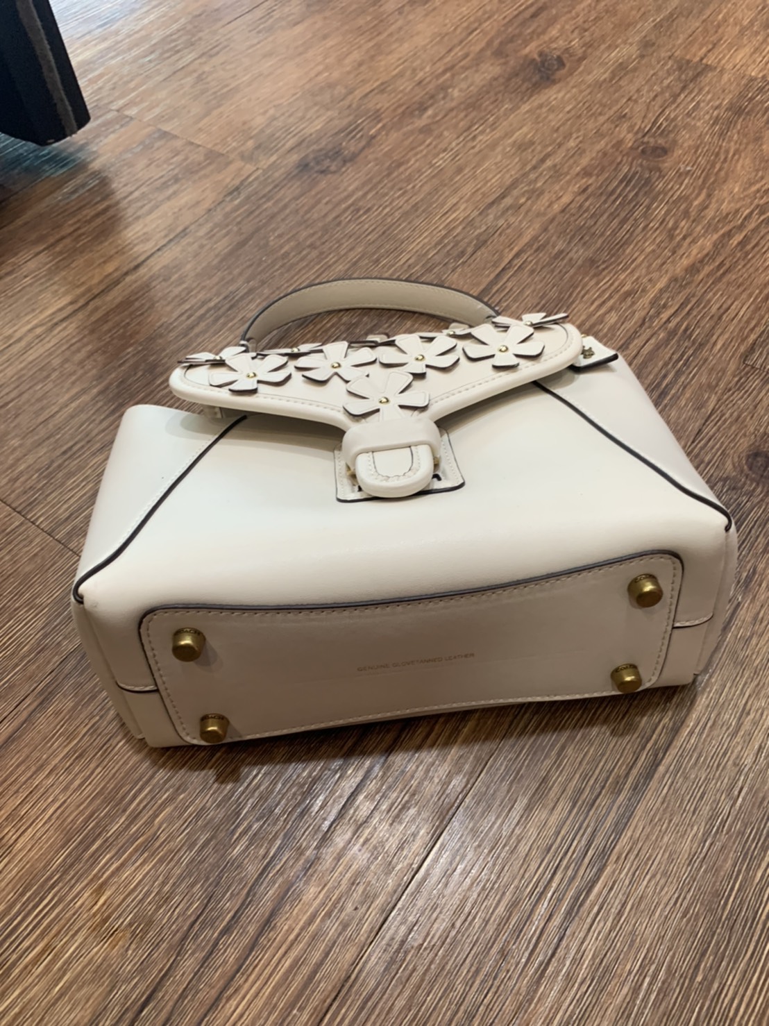 Coach Courier Carryall 23 With Floral Applique สินค้าใหม่ทรงน่ารัก ใช้แล้วดูแพงมากกก มีช่องใส่ขนาดกว้าง ใส่ของได้จำนวนมาก แถมยังสามารถถือเก๋ๆ แบบคุณนาย พร้อมทั้งสะพายเป็น crossbody ก็ได้ โดดเด่นด้วยสีส้น ดูเก๋ไม่เหมือนใครจิงๆ เปิดปิดด้วยกระดุมหมุน ใช้แล้ว