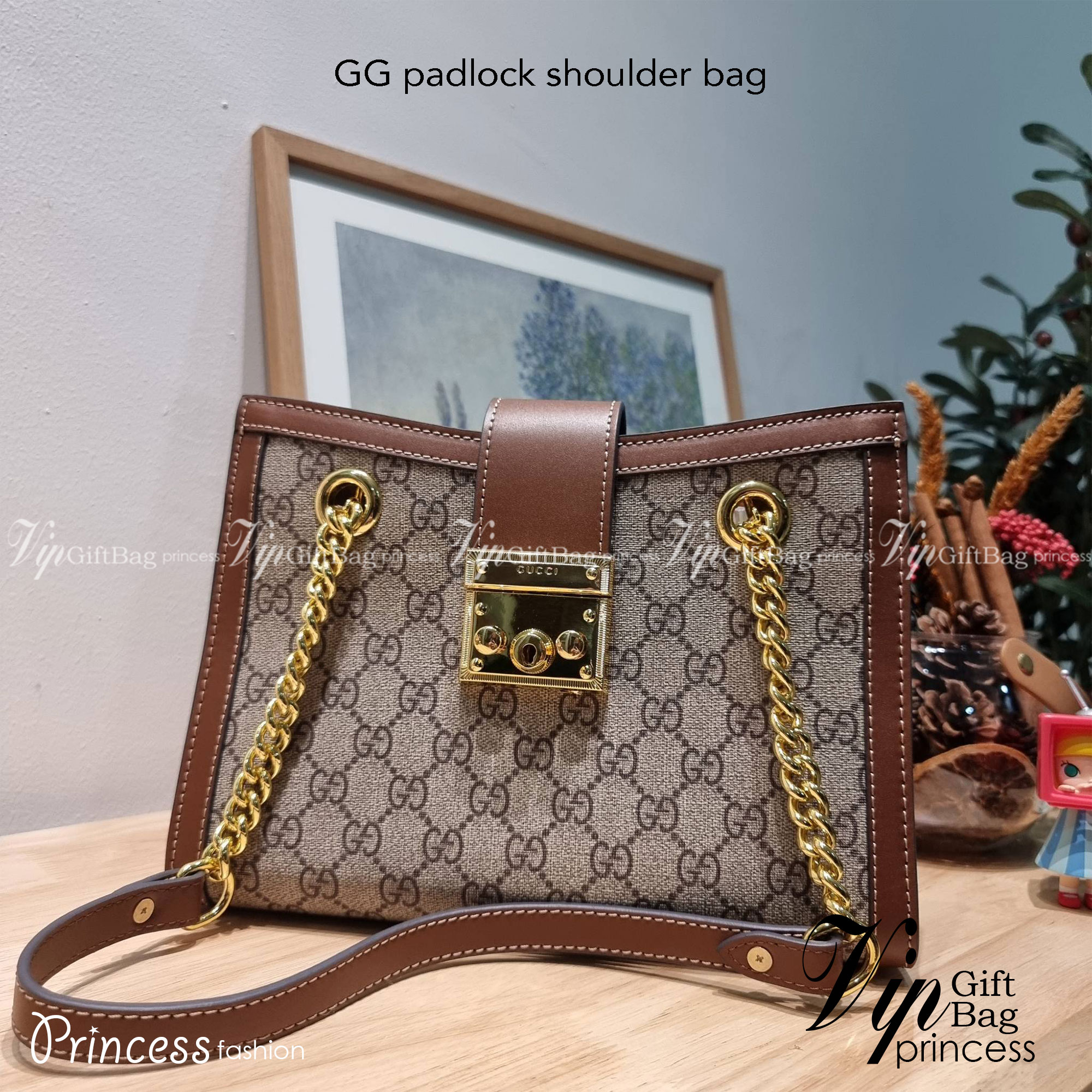 GUCCI padlock shoulder bag กระเป๋าสะพายไหล่ สวยผู้ดี ทรงดี ใช้งานง่าย วัสดุหนังแคนวาส ปากกระเป๋ามีแถบหนังคาดและอะไหล่กดล็อค โดดเด่นและเพิ่มความหรู