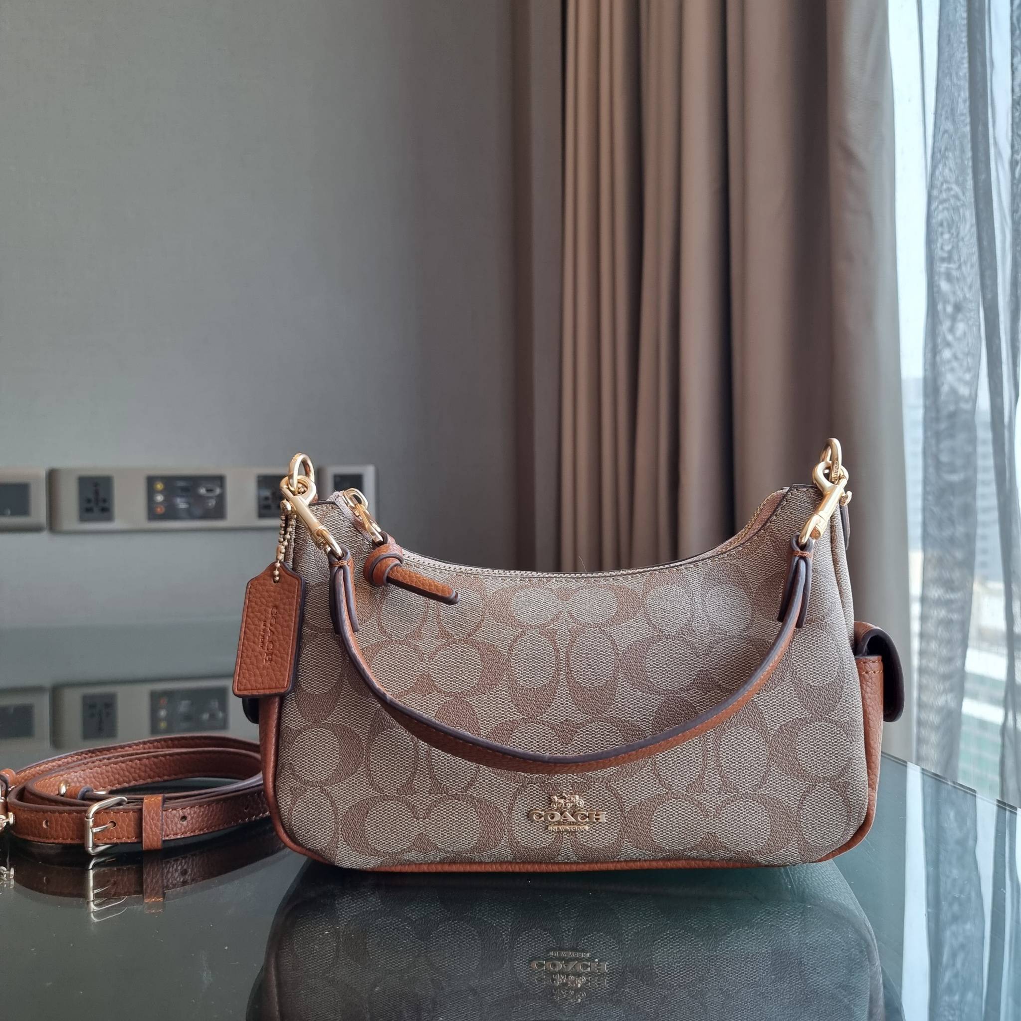 COACH C7223 PENNY SHOULDER BAG 25 IN SIGNATURE CANVAS คอลเลคชั่นเพนนีสุดคิ้วท์ ในรูปแบบของกระเป๋าสะพายไหล่กึ่งทรงพอช พร้อมเสิร์ฟความสวยถึงบ้านไปเลย!! ด้วยดีไซน์คลาสสิคย้อนยุค ที่แอบแฝงความเรียบหรู มาพร้อมสายสะพาย 2 เส้น เป็นสายคล้องมือและสายสะพายครอสบอดี้