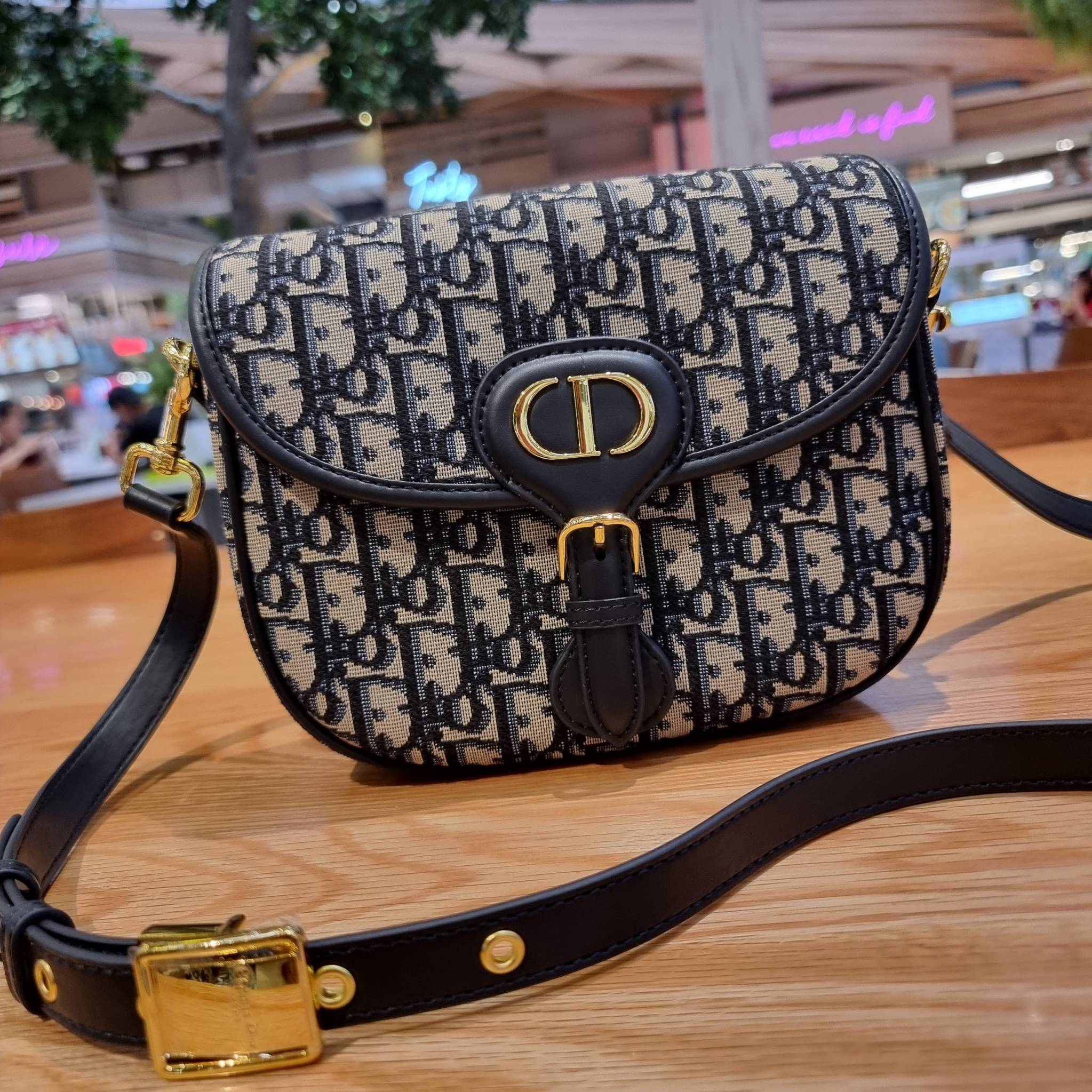 DIOR CD MEDIUM BOBBY BAG กระเป๋าสะพายข้างพรีเมี่ยมกิ๊ฟทรงสวย ดีไซน์ย้อนยุค เป็นเอกลักษณ์ไม่เหมือนใคร เปิด-ปิดด้วยกระดุมแม่เหล็ก ใช้งานง่าย อะไหล่ทองดูหรู ภายในเป็นช่องโล่ง มาพร้อมสายสะพาย crossbody ถอดออกได้ ปรับได้ จะถือเป็นคลัทช์ออกงานก็ได้ สะพายไปทำงาน