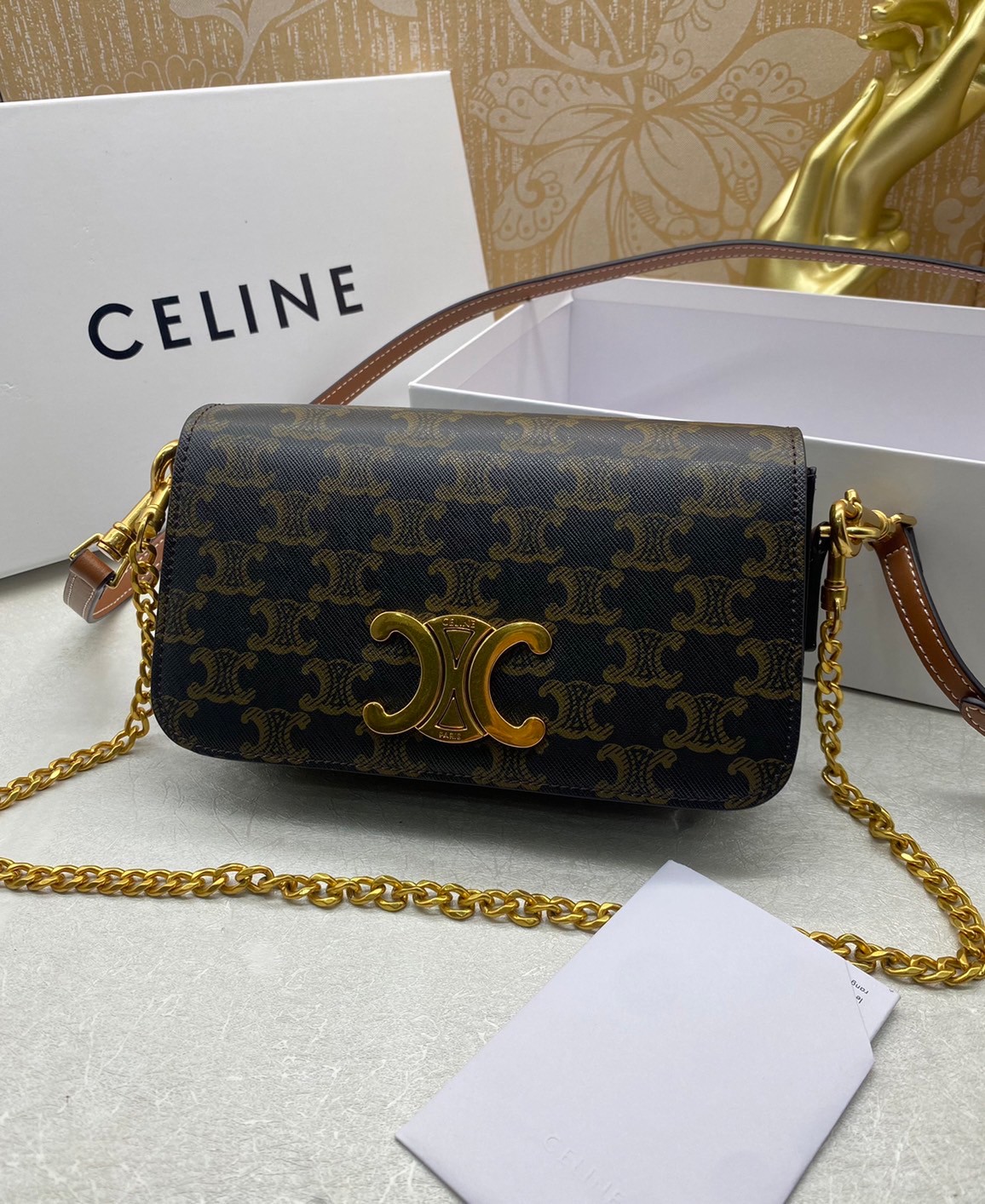 20cm CELINE SHOULDER BAG TRAPEZE IN SHINY CALFSKIN / CELINE POCHETTE BAG / CELINE TRIOMPHE BAG small รุ่นใหม่ล่าสุด ไม่มีไม่ได้เลยกับไอเท็มสุดคลาสสิค กระเป๋าสะพาย ทรงพอชสวยอยู่ทรง ดูดี ดูแพง สายถอดได้ ใช้งานสะดวก