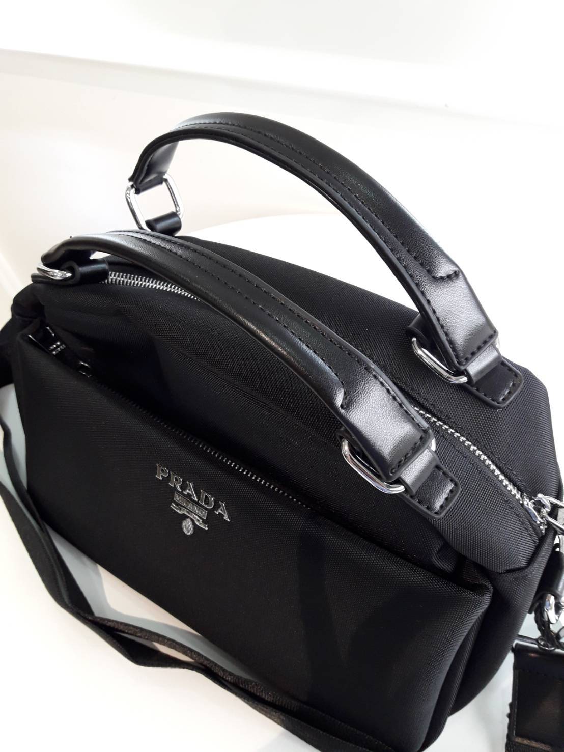 มาใหม่ค้า! จากงานพรีเมี่ยมกิ้ฟแบรนด์ดังอย่าง Prada กระเป๋าดีไซน์สวยใช้ได้ทุกเพศเลยคะ ตัวกระเป๋าทำจาก Polyester ทั้งใบ กันน้ำได้ค้า อะไหล่เงินสุดหรู ด้านหน้ามีช่องซิปหนึ่งช่องใส่ของได้จุกจิกหยิบง่าย ด้านในมีช่องซิปอีก 2 ช่องใหญ่ เก็บสัมภาระได้ครบ **จบในใบเ