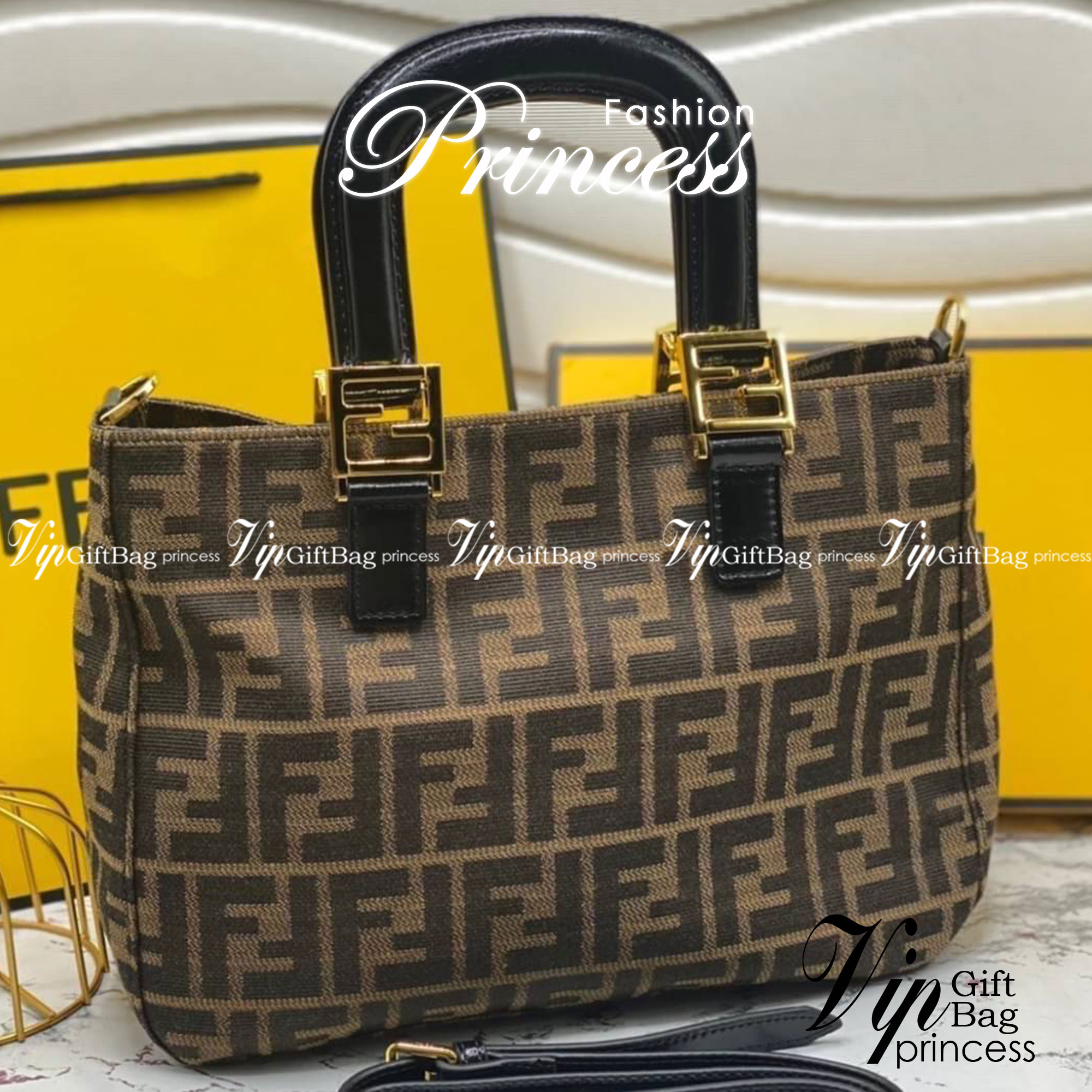 FENDI TOTE BAG 30cm กระเป๋าถือ/สะพายไหล่ ทรงสวย หรู ดูแพงเกินเบอร์!! ⭐️⭐️ วัสดุผ้าท็อปแคนวาสลายแบรนด์เต็มใบ ภายในโล่งกว้าง มาพร้อมหูจับในตัวและสายสะพายไหล่ ใช้งานได้ 2IN1 ✔️👍 ใบนี้จุของได้เยอะมากๆเลยน้า เหมาะกับสาวๆที่สัมภาระเยอะ หรือใช้สะพ