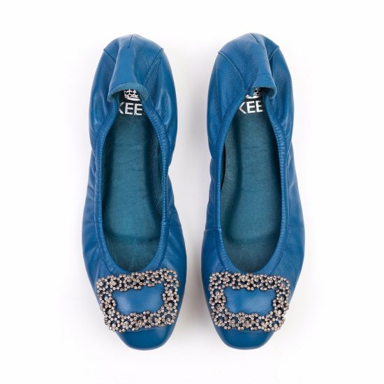 New In กับรองเท้า KEEP รุ่น BALELA FLAT SHOES ดีเทลรองเท้า = รองเท้า หนังแกะแท้ทั้งคู่ ( ด้านนอก และ ซับในด้านใน ) ผิวสัมผัสละเอียด ใส่แล้วสบายเท้ามากๆ มากๆค่า =รุ่นนี้ หน้าเท้ากระชับเก็บรูปเท้า เน้นช่วงเท้าเรียวขึ้น = พื้นรองเท้า เสริมแผ่นรองเท้า หนา - น