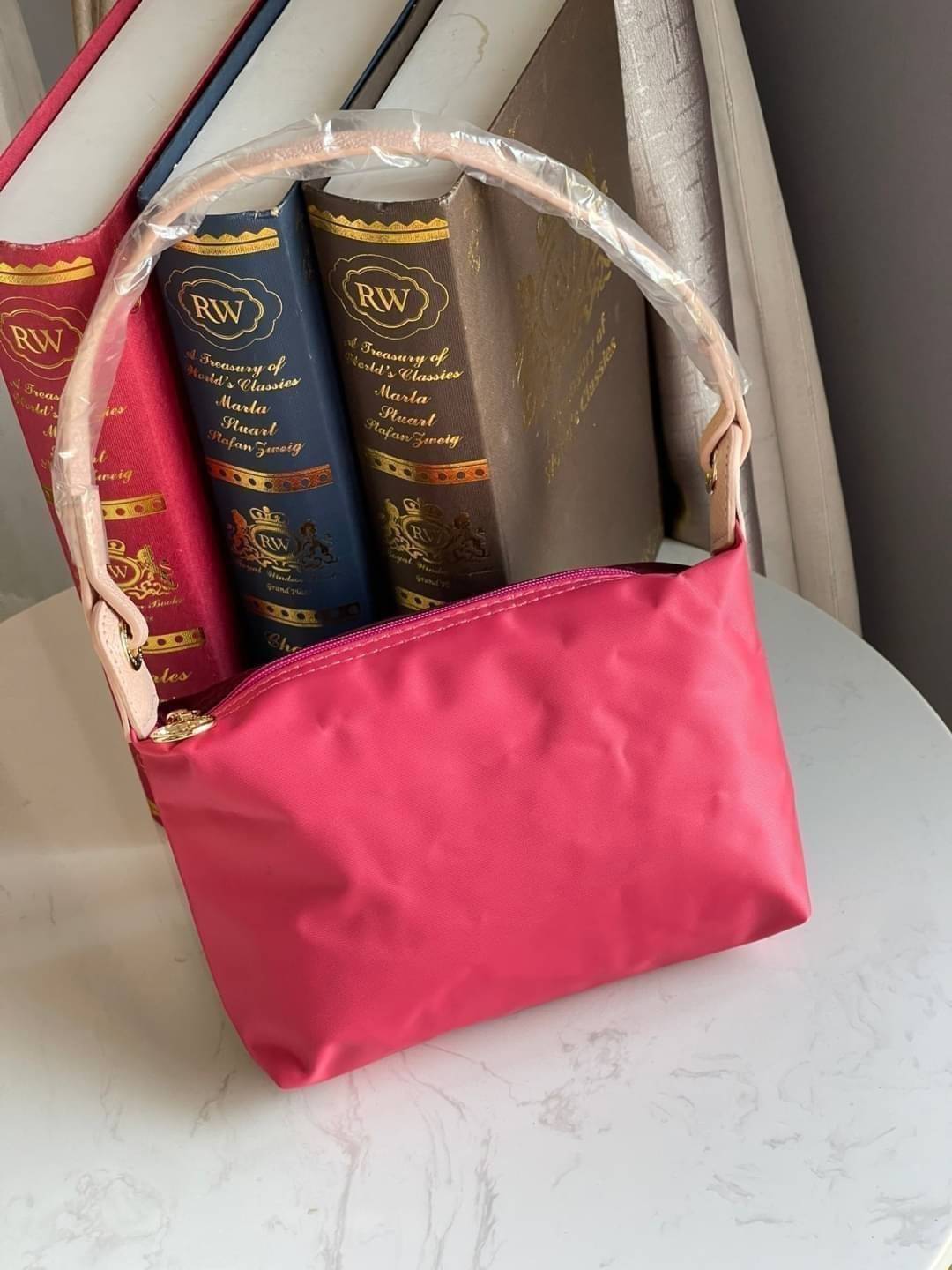 LONGCHAMP LE PLIAGE RE-PLAY Shoulder bag แฟน ๆ ของกระเป๋าไนลอนพกพาอันเป็นเอกลักษณ์ของแบรนด์ ตอนนี้มีคอลเลกชั่นใหม่ล่าสุดให้เลือกสรร