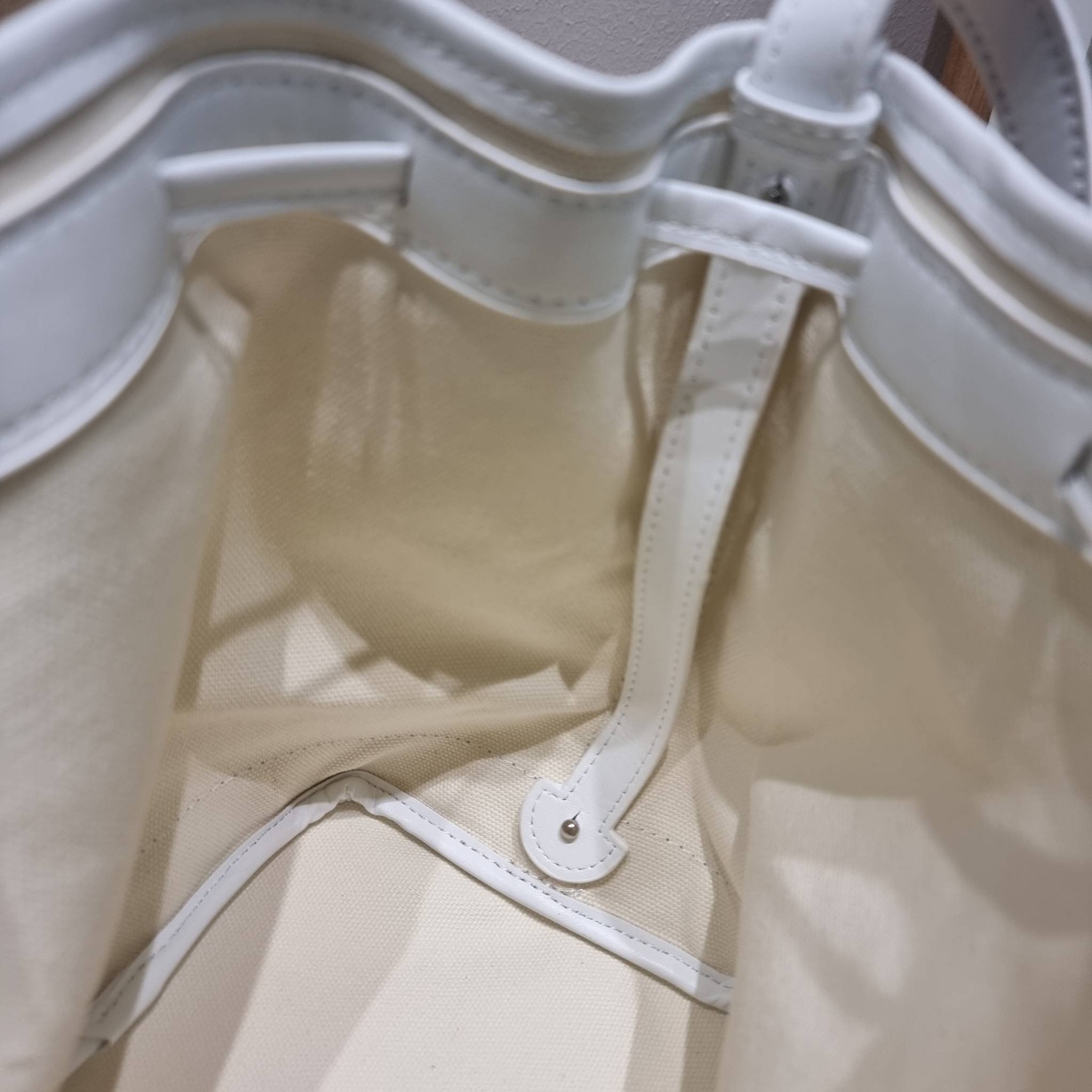 GOYARD PETITE FLOT BUCKET BAG กระเป๋าสะพายทรงบัคเก็ต ที่ดีไซน์สะดวกต่อชีวิตมาก รูปทรงคลาสสิค ดีไซน์เป็นเอกลักษณ์ สดใสทุกสี ดูผู้ดีในตัว วัสดุหนังแคนวาสพิมพ์ลายสวยคม ปากกระเป๋ารูดเปิด-ปิดได้ตามชอบ ภายในเป็นช่องโล่ง ใส่กระเป๋าสตางค์ มือถือ ได้ครบถ้วน มาพร้อ