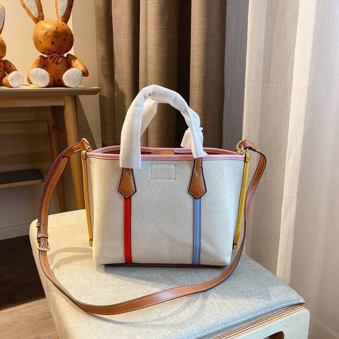 ของแท้ 💯% TORY BURCH SMALL CANVAS TOTE BAG กระเป๋าทรง SHOPPING ใบขนาดกลาง ผ้าแคนวาสคาดหนังแท้ อะไหล่ทอง ประดับโลโก้แบรนด์ด้านหน้า ด้านในเปิดปิดด้วยกระดุมแม่เหล็ก แบ่งเป็นสองช่องใหญ่