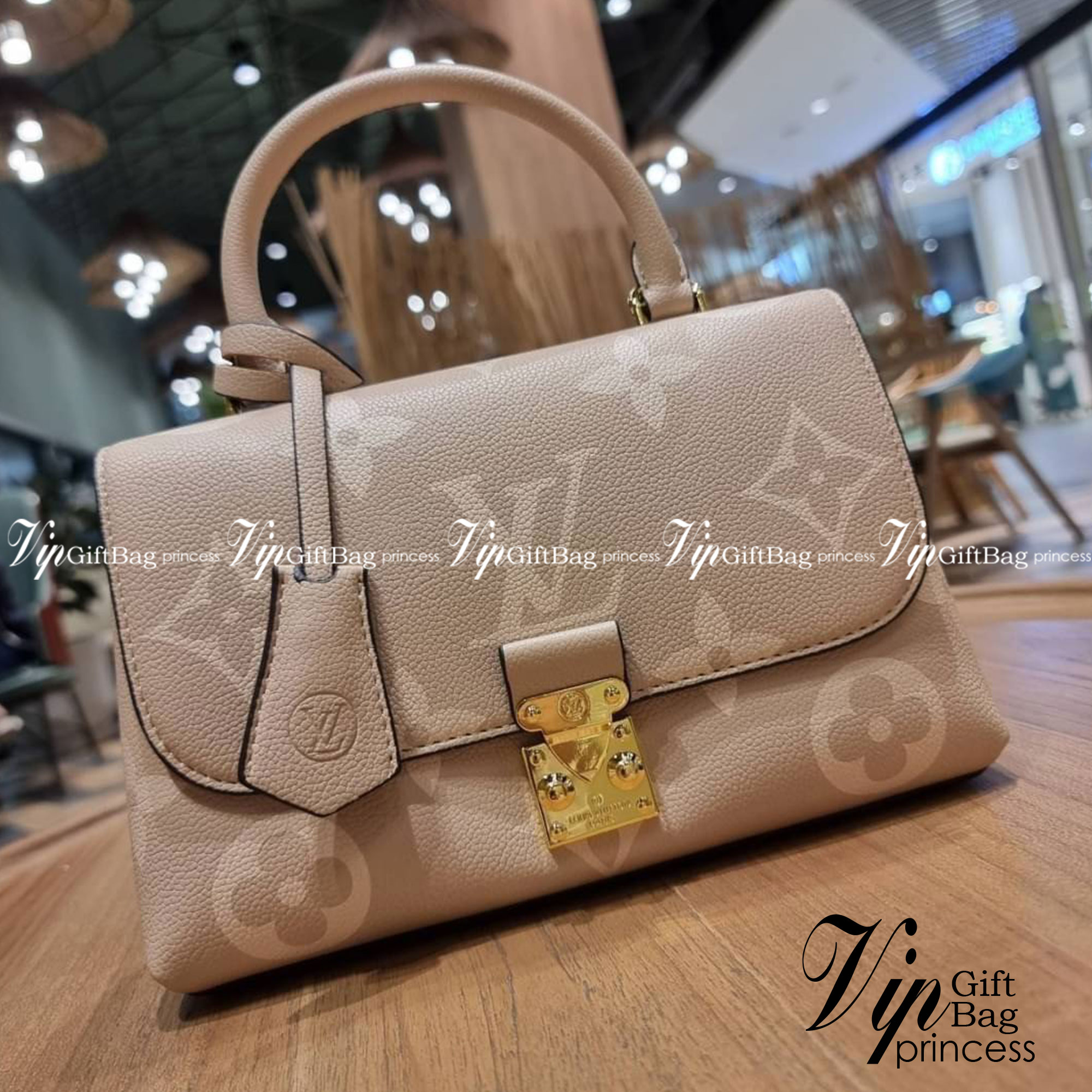 VIP 🥂 LV MADELEINE BAG ใหม่ล่าสุด อีกหนึ่งรุ่นคลาสสิคหายาก ที่สาวๆรอคอย กระเป๋าถือ/สะพายข้าง ดีไซน์เรียบง่าย แต่เต็มไปด้วยดีเทลความหรู วัสดุหนังวัวปั๊มลายเอกลักษณ์ เปิด‐ปิดด้วยอะไหล่กดล็อคสีทองหรู และมีพวงหนังห้อยพิเศษแถมมาให้ด้วย ภายในแบ่งสัดส่วน