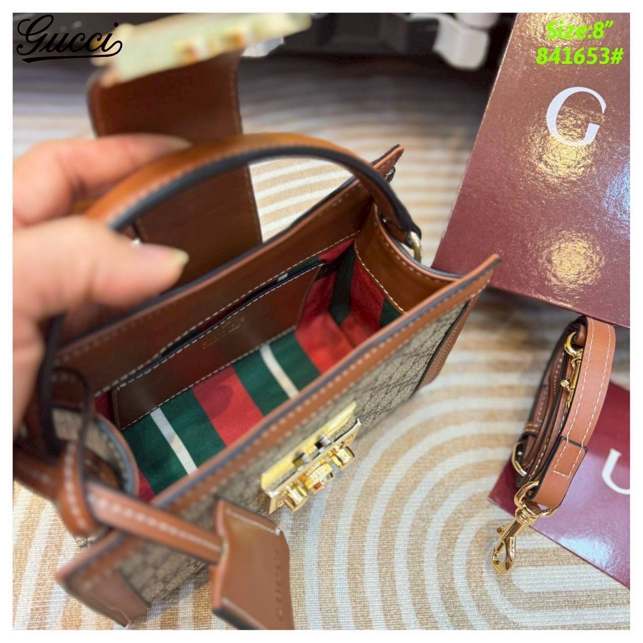 Gucci Padlock small top handle bag กระเป๋าสะพายใบไซส์มินิพร้อมหูจับ ในคอลเล็กชั่น Pre-Fall 2025 แพดล็อกนำเสนอรูปทรงในแบบร่วมสมัยที่สวมใส่ได้หลากหลายสไตล์ ชวนให้นึกถึงลวดลายอันเป็นเอกลักษณ์ของแบรนด์