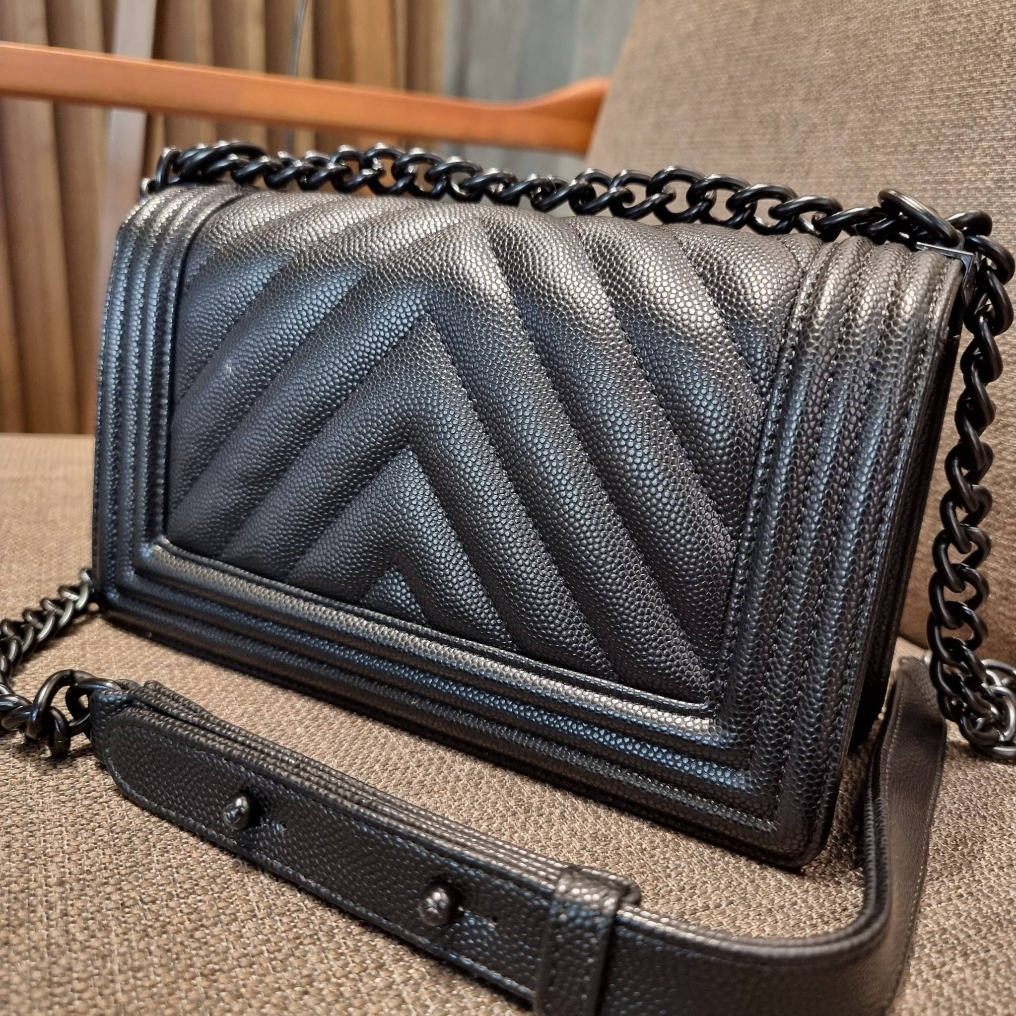 Chanel Boy 10" พร้อมส่งที่ไทย รุ่นสุดฮอต ดีไซน์อะไหล่ดำ เรียบหรูมากๆ!! วัสดุหนังลายคาร์เวีย ทรงคลาสสิคที่สาวๆห้ามพลาด!! ในราคาสุดคุ้ม เปิด-ปิดกระเป๋าด้วยตัวล็อค ภายในโล่งกว้าง ไซส์ใหญ่ใส่ของได้เยอะ มีช่องแยกในกระเป๋า มาพร้อมสายสะพายโซ่สลับหนังรองบ่า 