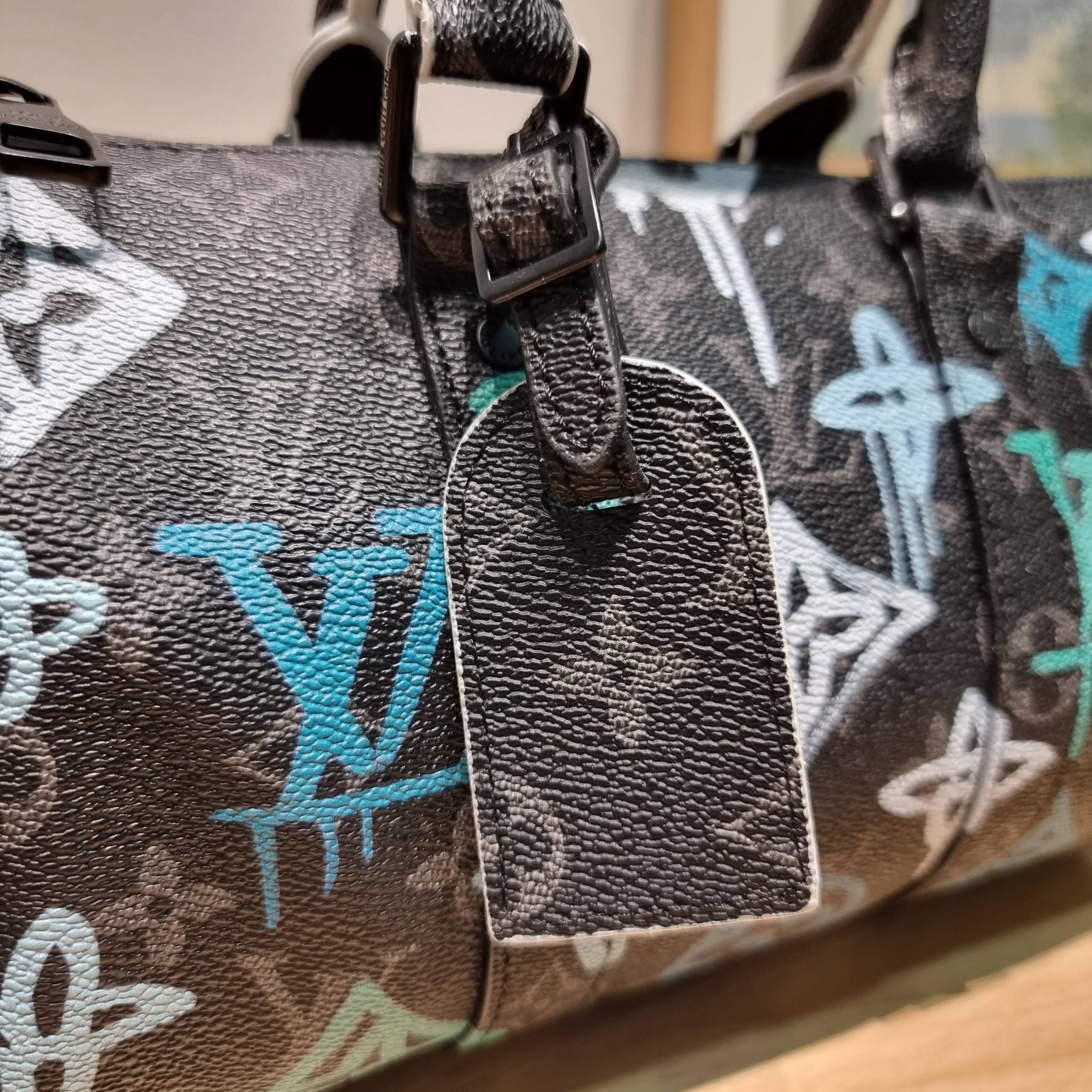 LV KEEPALL BANDOULIERE 25 MONOGRAM OTHER BAG ย่อส่วนความเท่ให้สะดวกกับชีวิตประจำวัน กับกระเป๋าสะพาย ทรงกระเป๋าเดินทางสุดคลาสสิค ด้วยดีเทลความเป็นเอกลักษณ์ เรียบแต่หรู