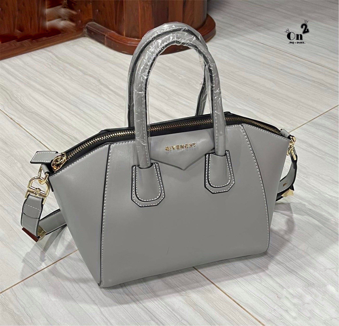 GIVENCHY Antigona Small Leather Tote Bag 12" กระเป๋าสะพายทรงหมอน งานซิปบน หนังเรียบ อะไหล่ทอง มาพร้อมสายสะพายยาวถอดออกถือได้