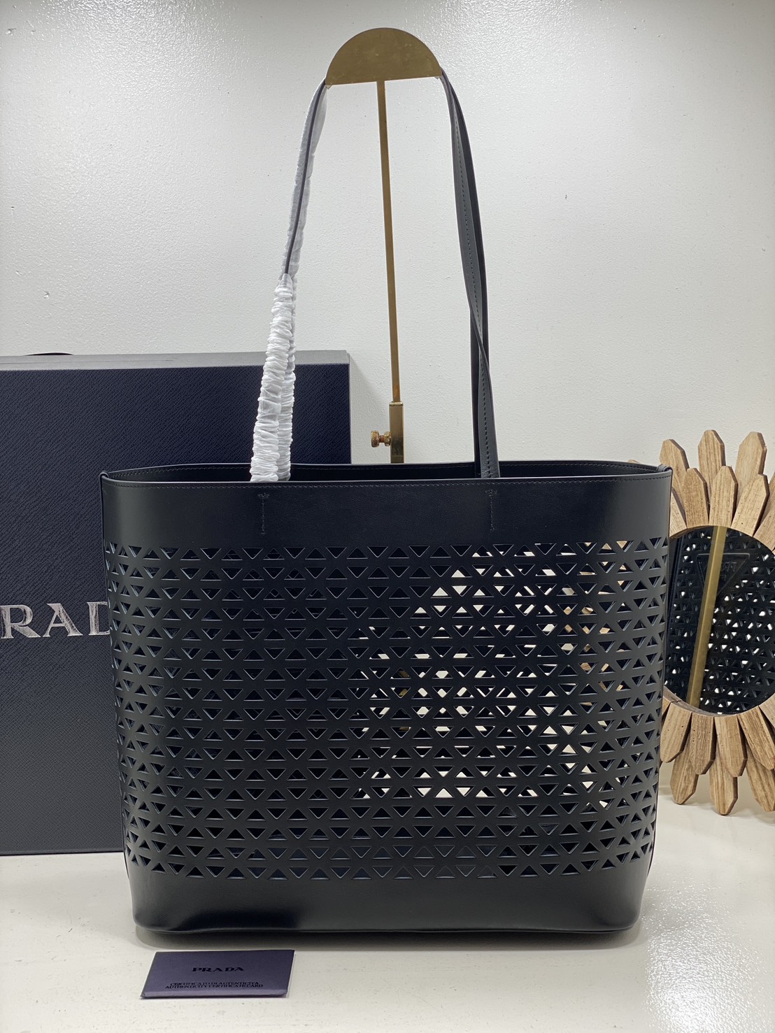 TOP ORI หนังแท้ | Prada Large perforated leather tote bag กระเป๋าทรงโท้ทใบใหญ่ ใจบางที่สุดกับคอลเลคชั่นนี้ ที่เพิ่มดีเทลความแพงด้วยการฉลุลวดลายรอบใบ ถักทอเป็นเส้นลายสานที่สวยงามมาก งานฝีมือจริงๆ