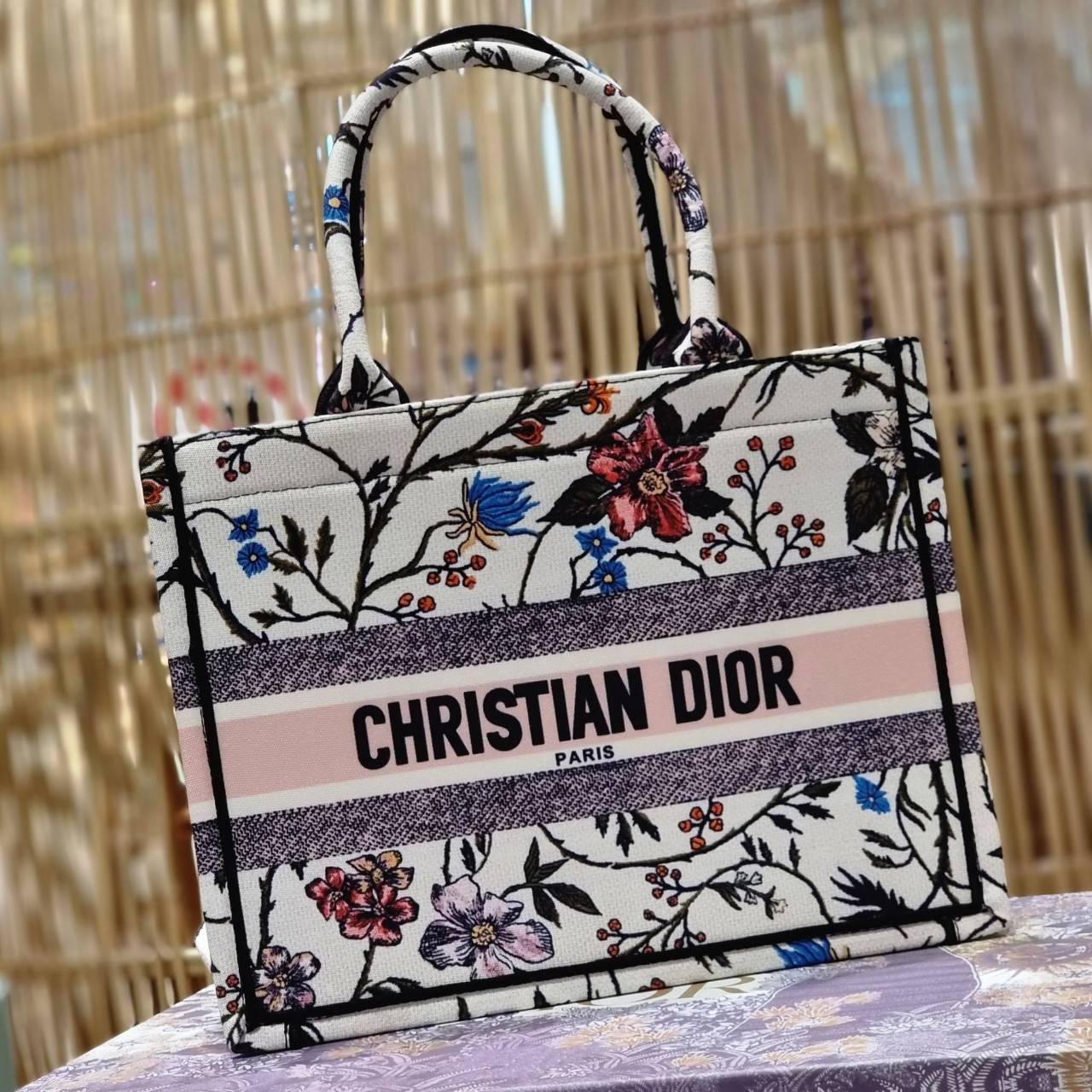 VIP 】HOT ARRIVAL!! DIOR CD SHOPPING BAG WITH GWP กระเป๋าทรงช้อปปิ้งใบใหญ่ จุใจ!! พรีเมี่ยมกิ๊ฟรุ่นดับเบิ้ลฮอต ดีไซน์คลาสสิควินเทจ สวยหรู วัสดุผ้าแคนวาสลายกราฟฟิค ภายในโล่งกว้างมากๆ ใส่ของจุสุดๆ โน้ตบุ้ค ไอแพด กระเป๋าสตางค์ มือถือ หรือเสื้อผ้ายังได้ สะพายค